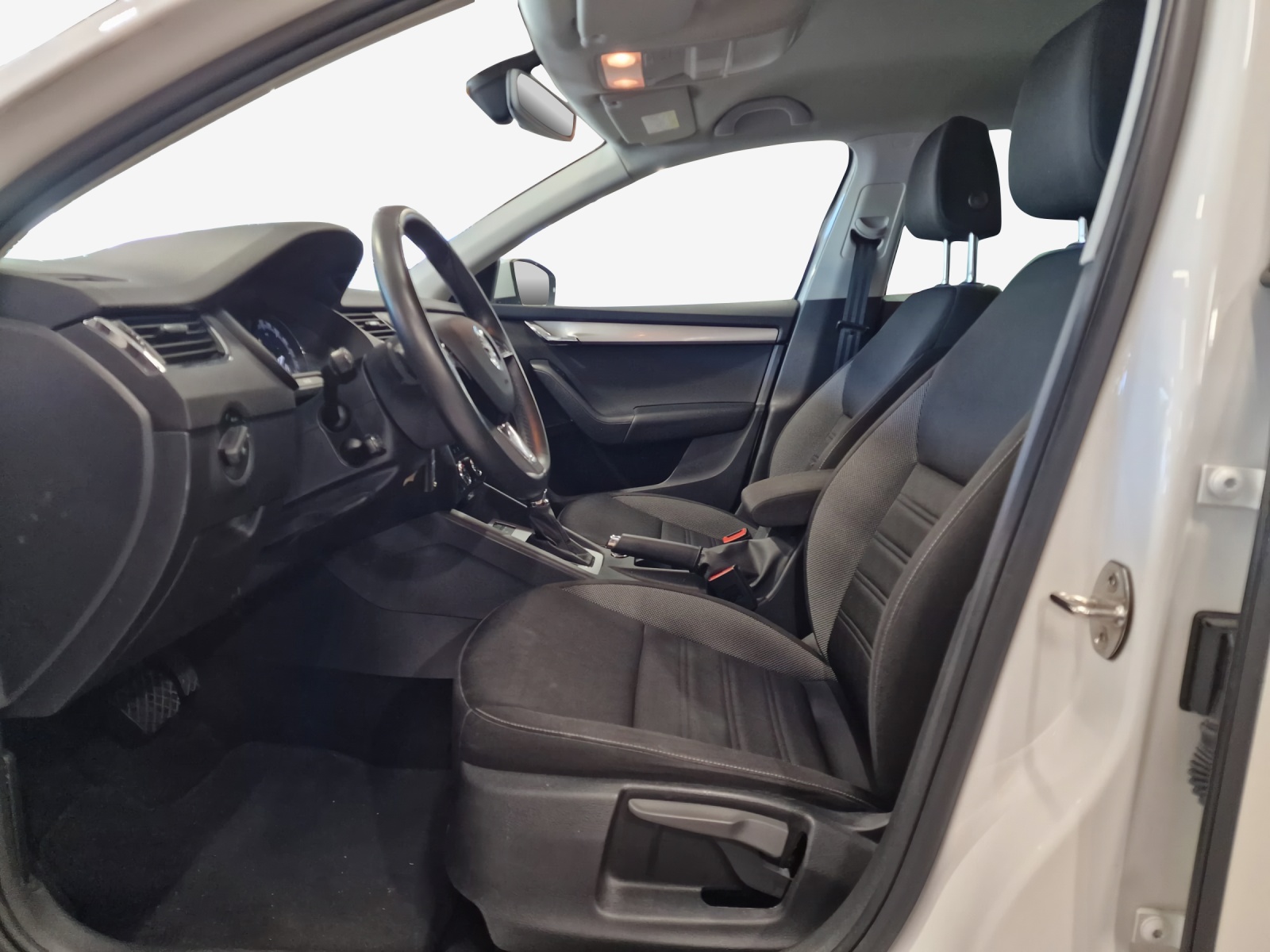 SKODA Octavia Combi 2.0 TDI Ambition 4x4 DSG-image-11
