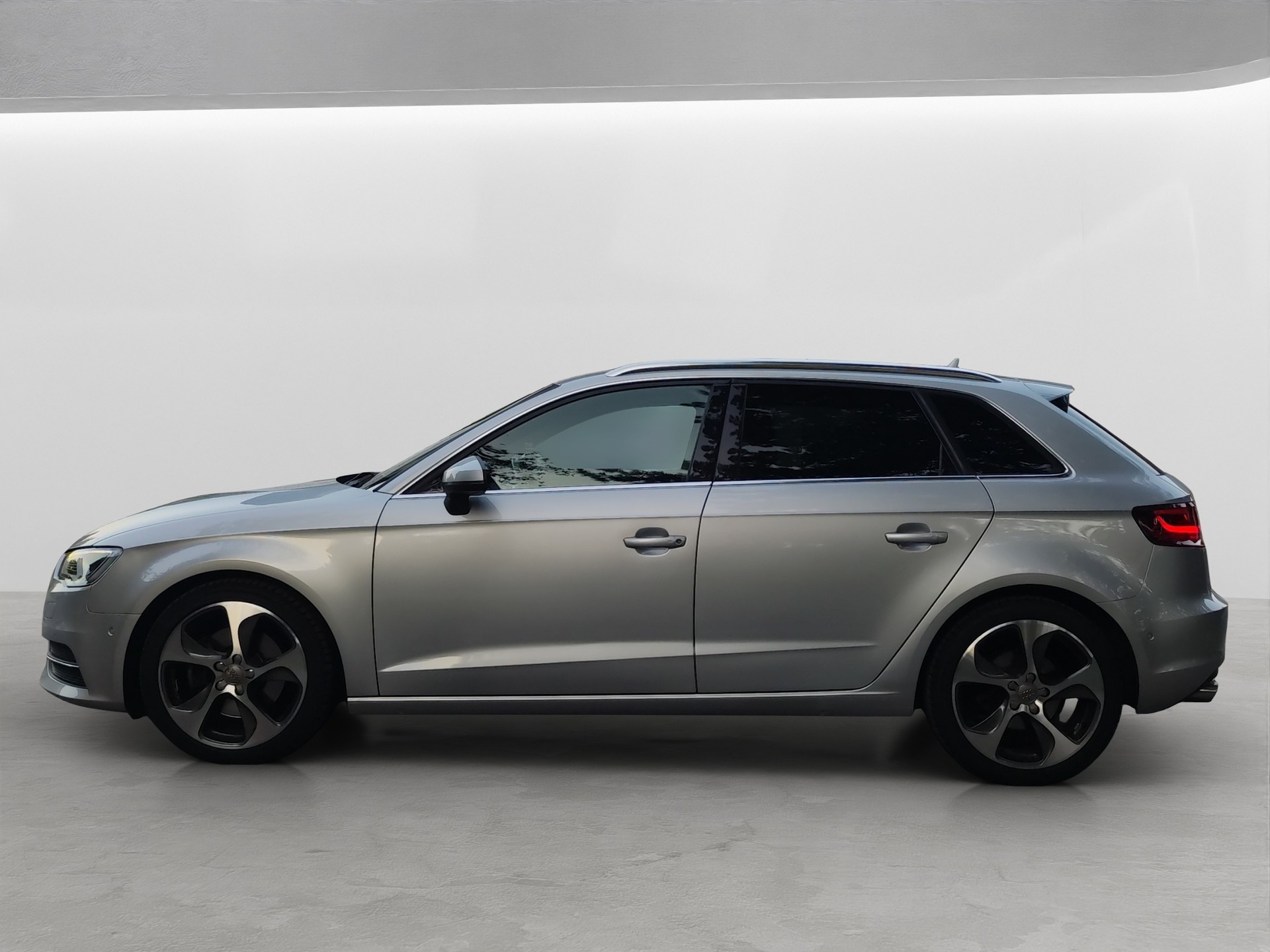 AUDI A3 Sportback 1.8 TFSI Attraction quattro S-tronic-image-2