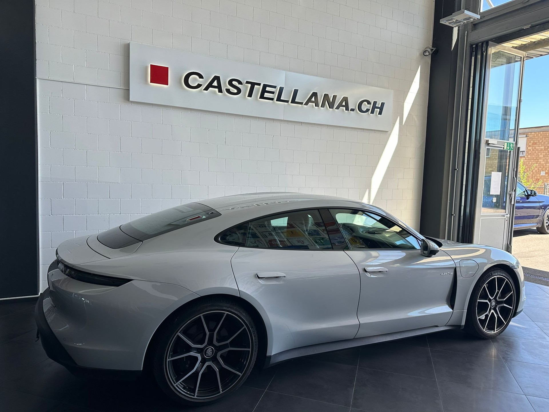 PORSCHE Taycan Sport Turismo Performance Plus 93,4kWh-showroom-element-2