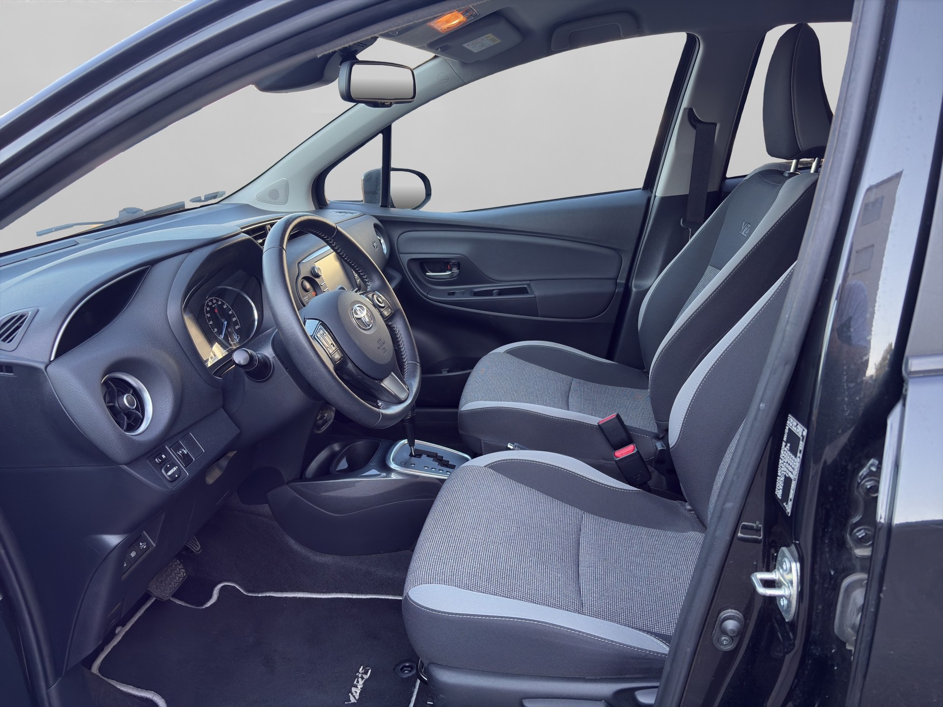 TOYOTA YARIS Style Hybrid-image-8