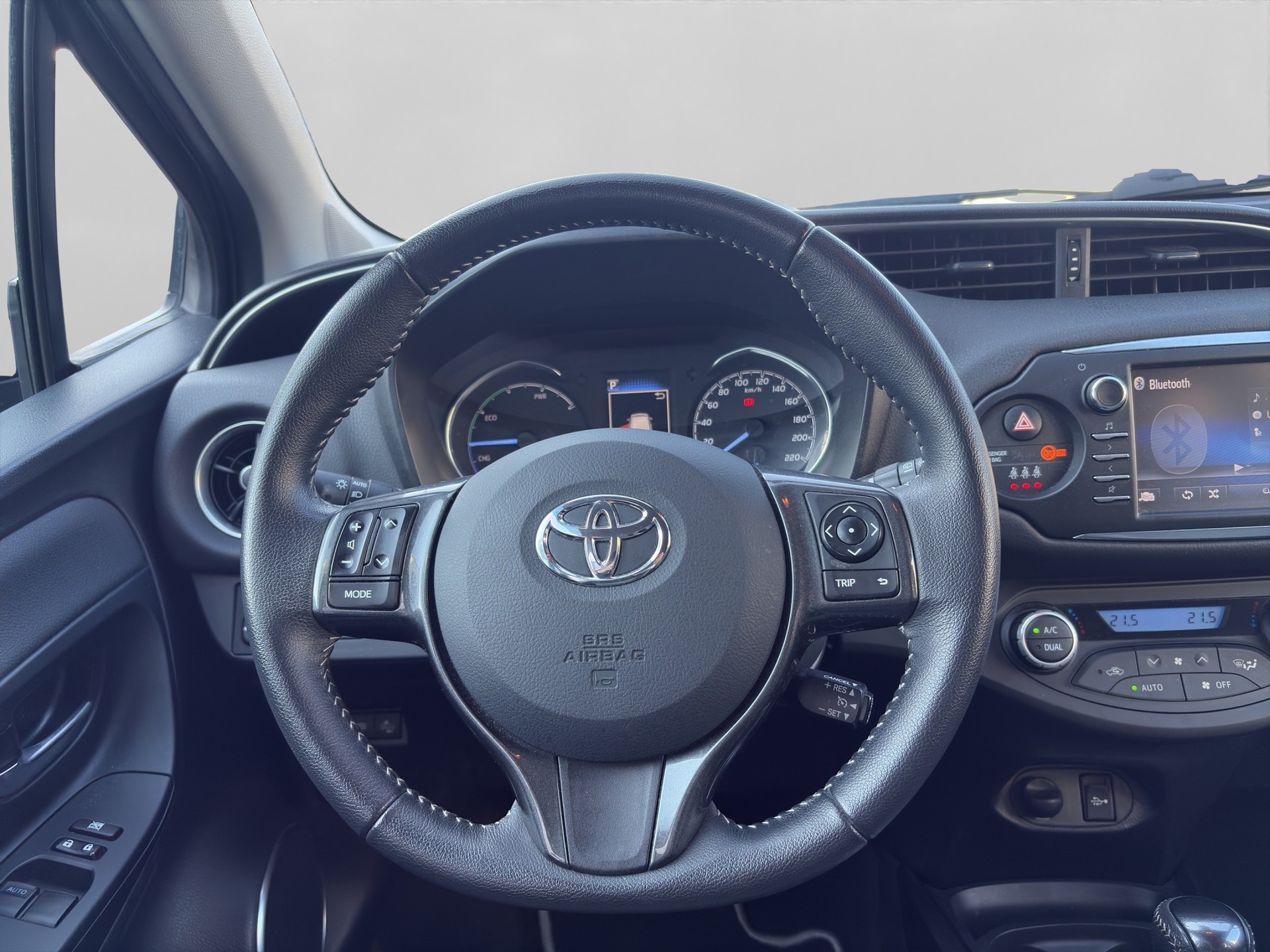 TOYOTA YARIS Style Hybrid-image-9