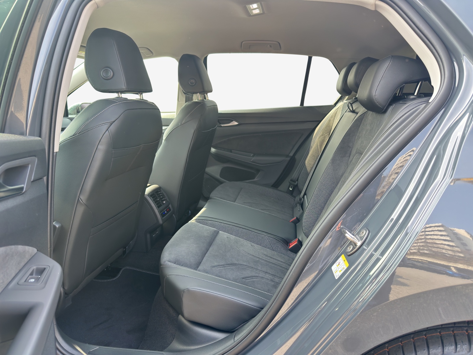VW Golf 1.5 TSI PHEV Style-image-11