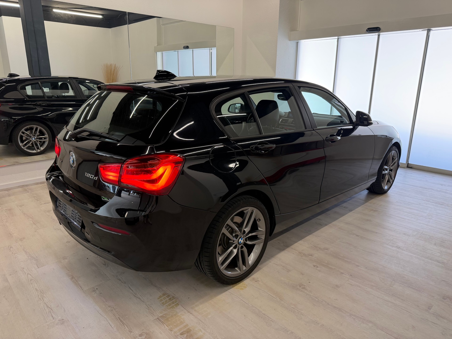 BMW 120d xDrive Sport Line Steptronic-image-16