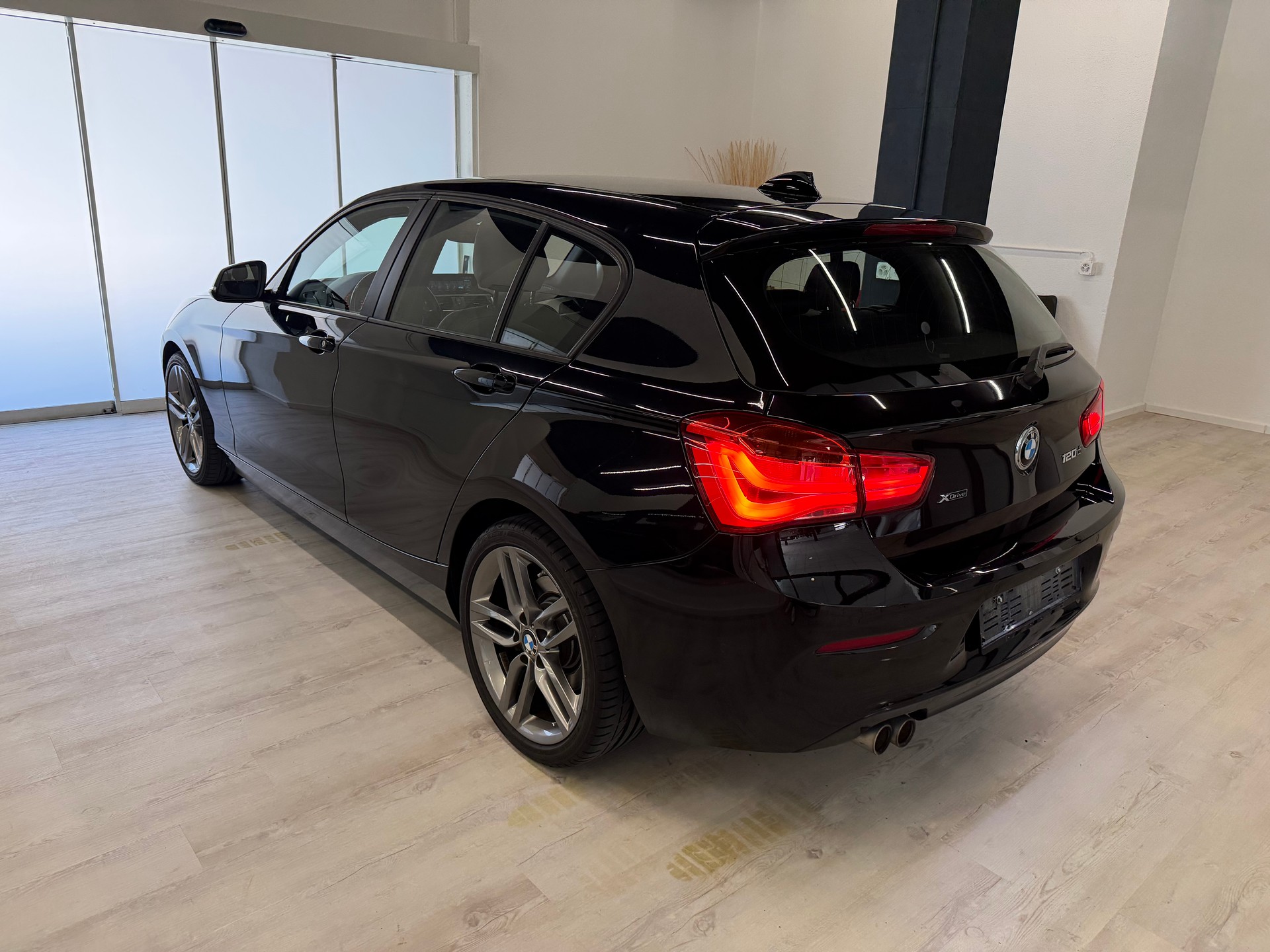 BMW 120d xDrive Sport Line Steptronic-image-14