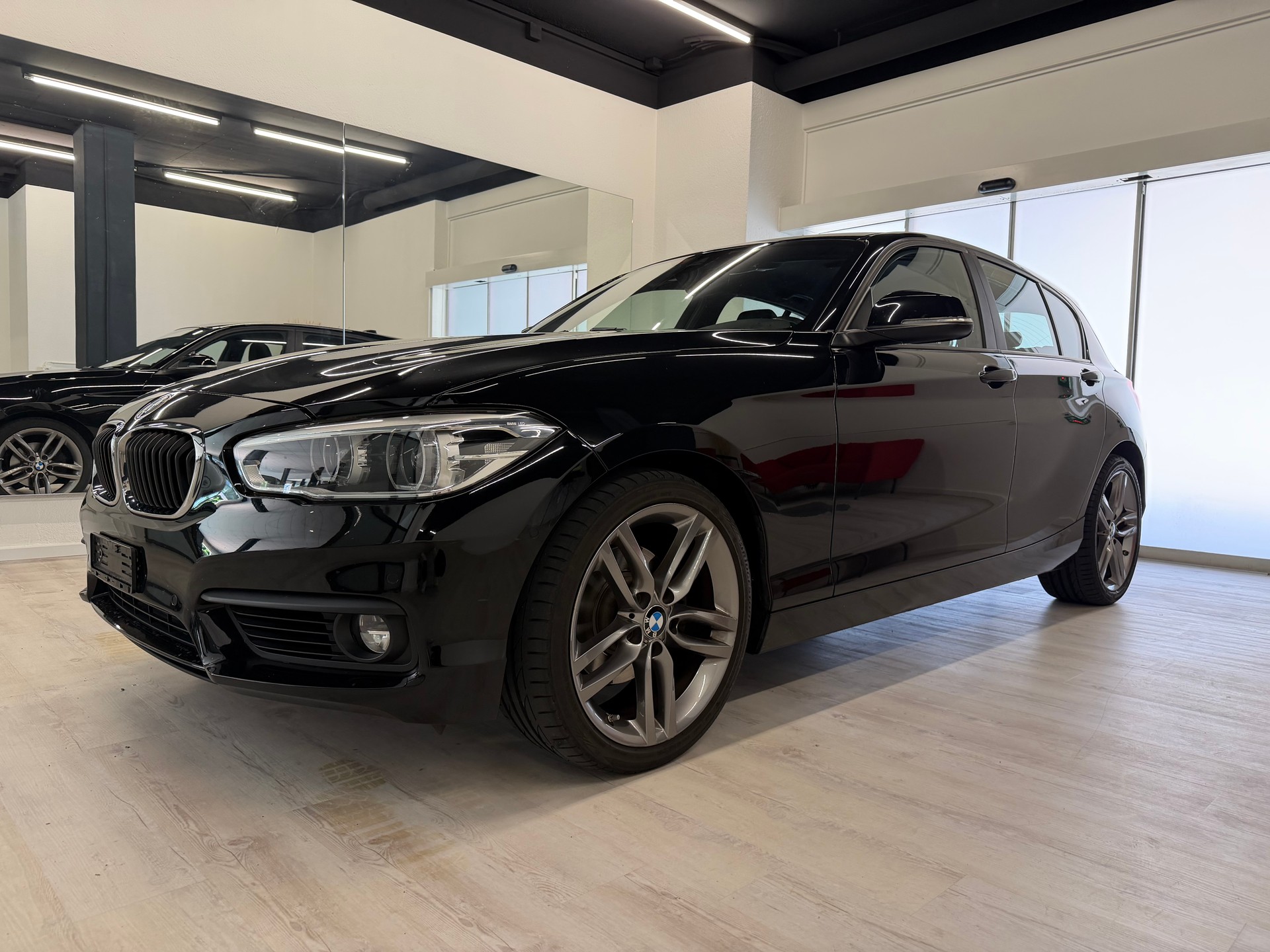 BMW 120d xDrive Sport Line Steptronic-image-1