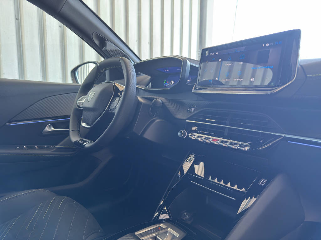 PEUGEOT 208 1.2 Hybrid 145 GT Exclusive-image-10