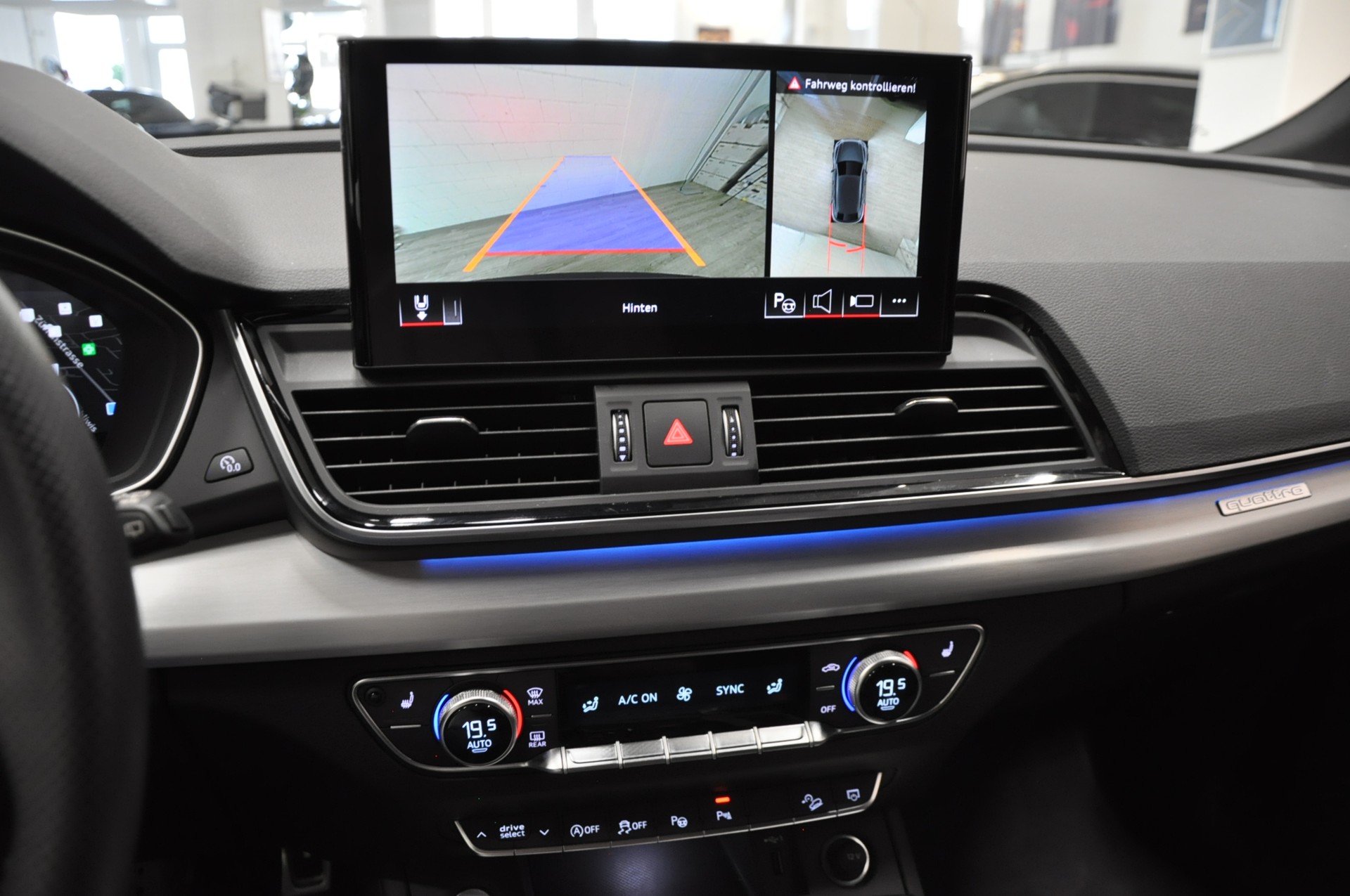 AUDI Q5 Sportback 40 TDI Blackedition quattro S-tronic-image-25