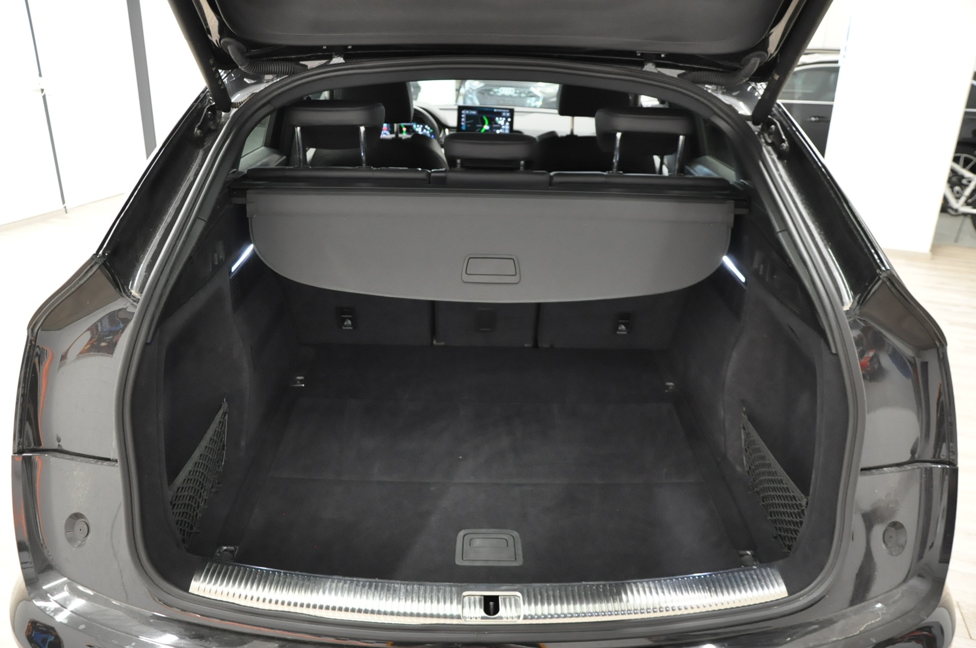 AUDI Q5 Sportback 40 TDI Blackedition quattro S-tronic-image-27