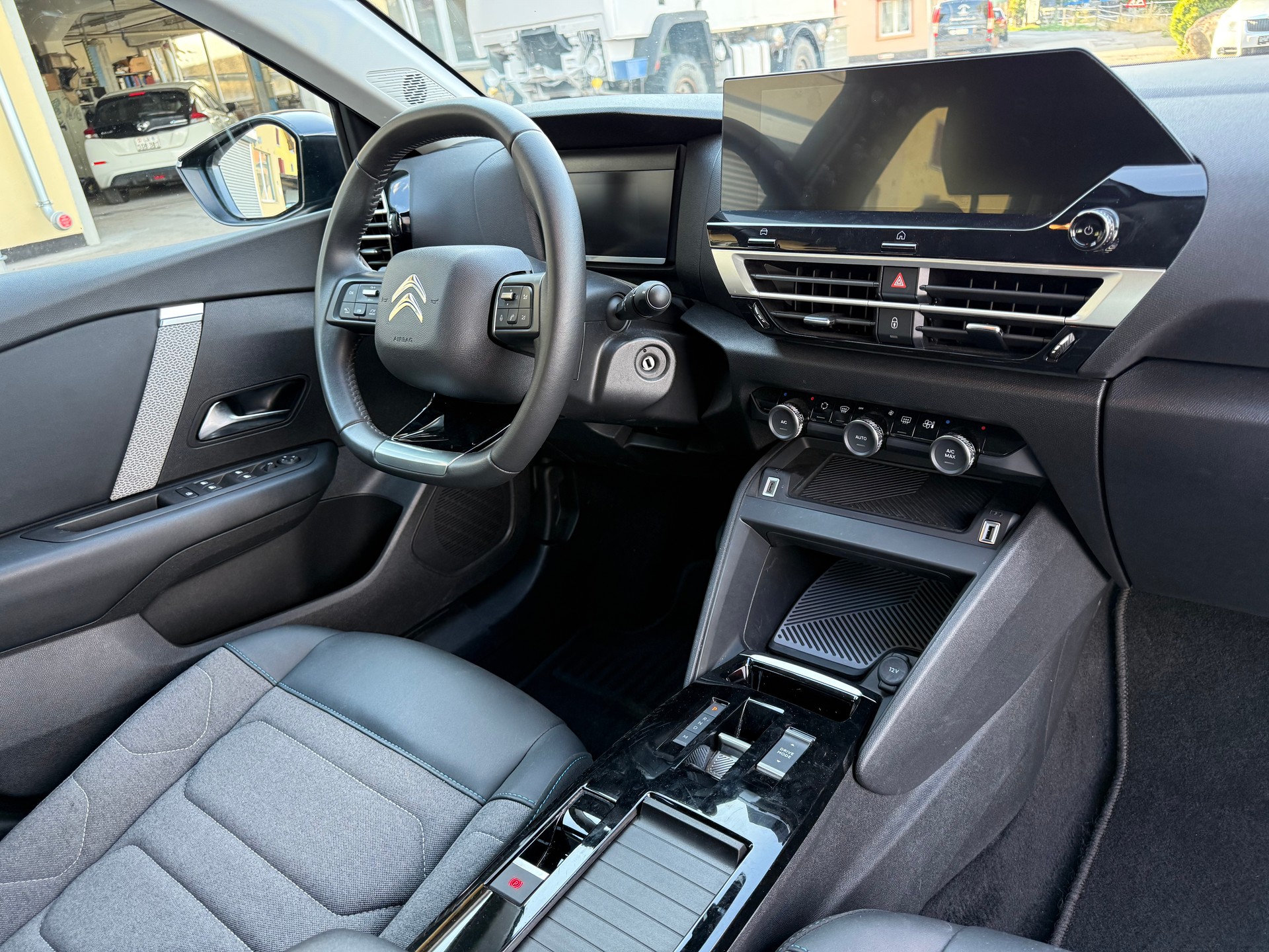 CITROEN C4 1.2 Pure Tech Swiss Edition EAT8-image-4