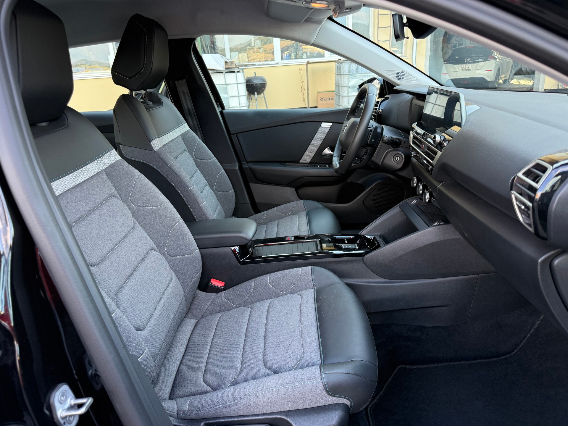 CITROEN C4 1.2 Pure Tech Swiss Edition EAT8-image-5