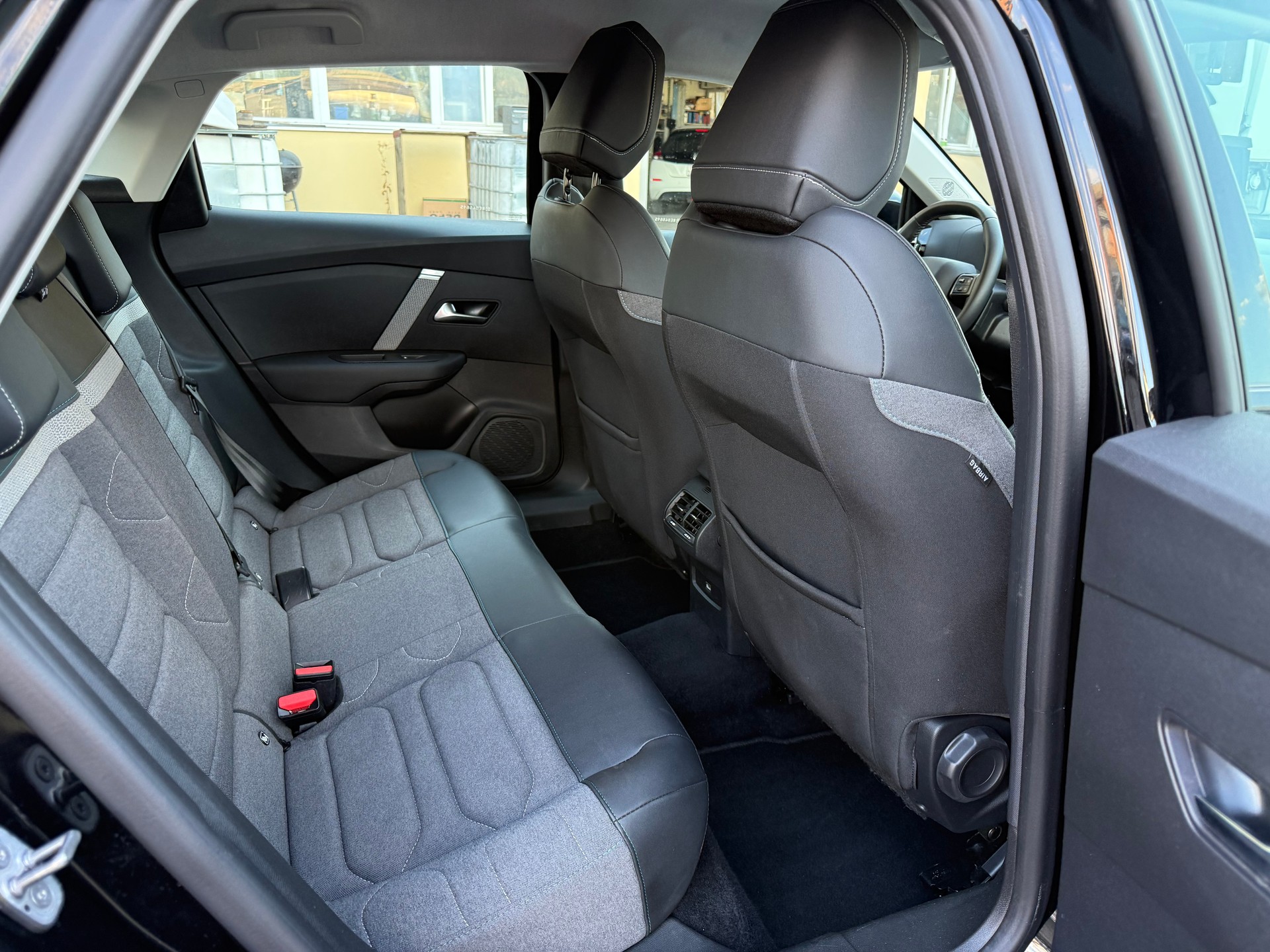 CITROEN C4 1.2 Pure Tech Swiss Edition EAT8-image-6