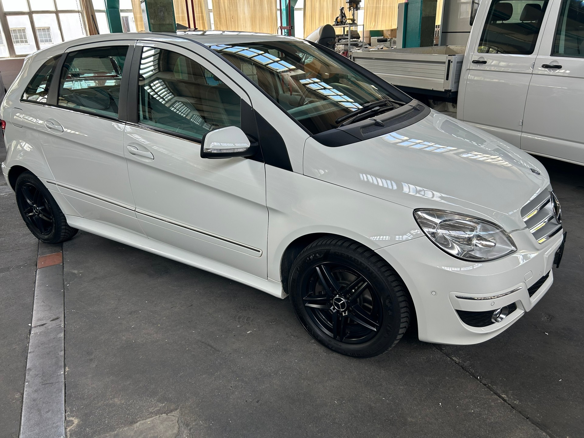 MERCEDES-BENZ B 200-image-0