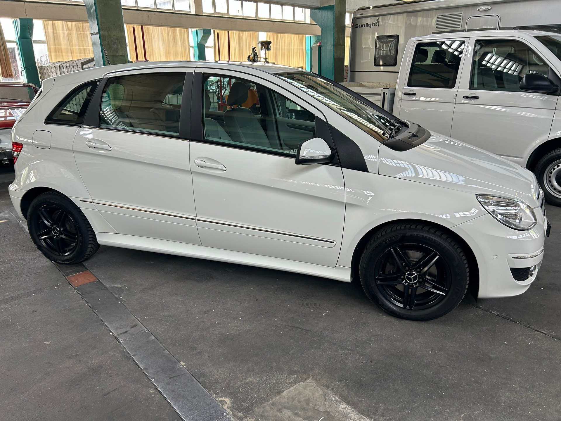 MERCEDES-BENZ B 200-image-1