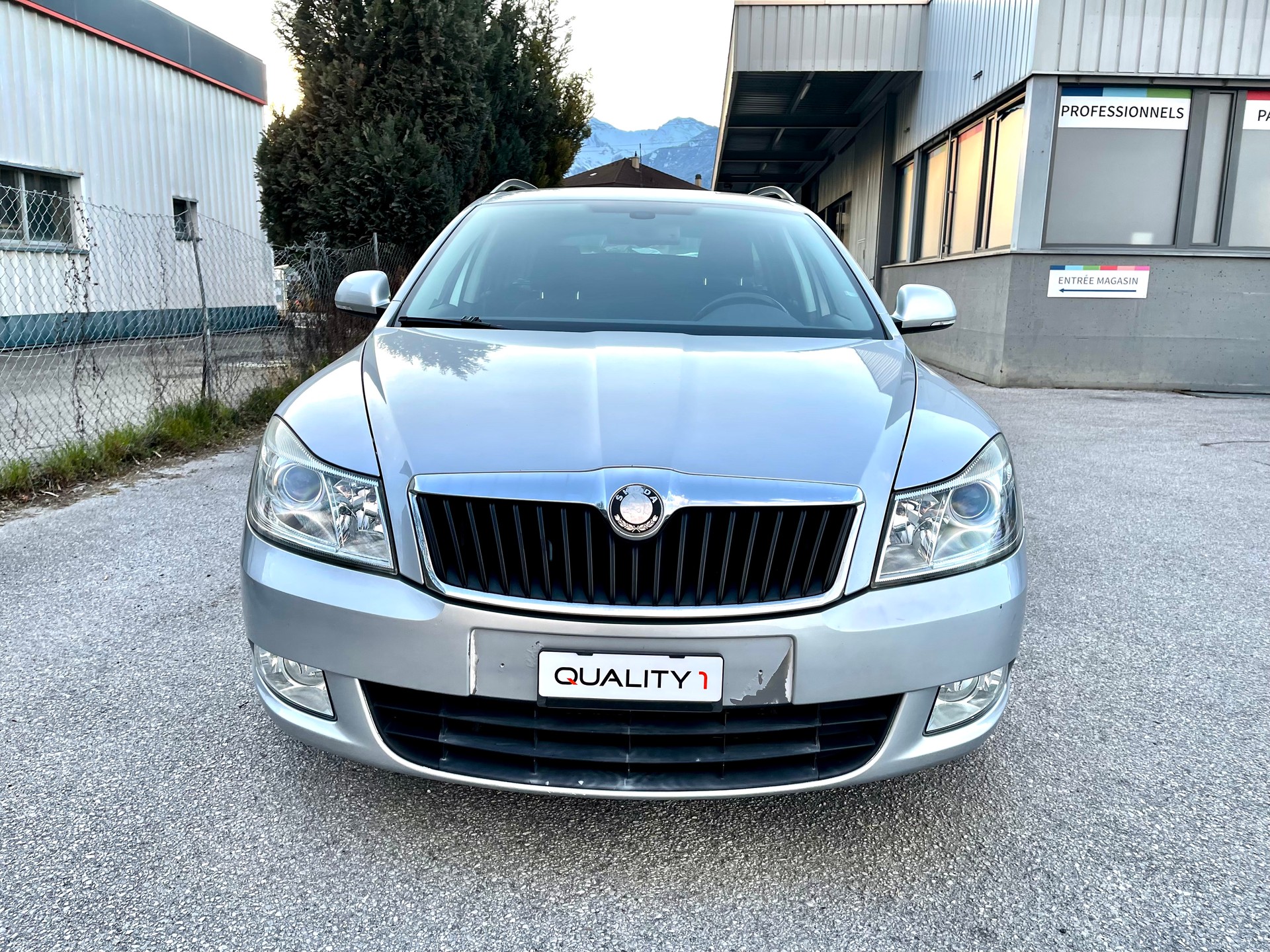 SKODA Octavia Combi 1.4 TSI Elegance DSG-image-7