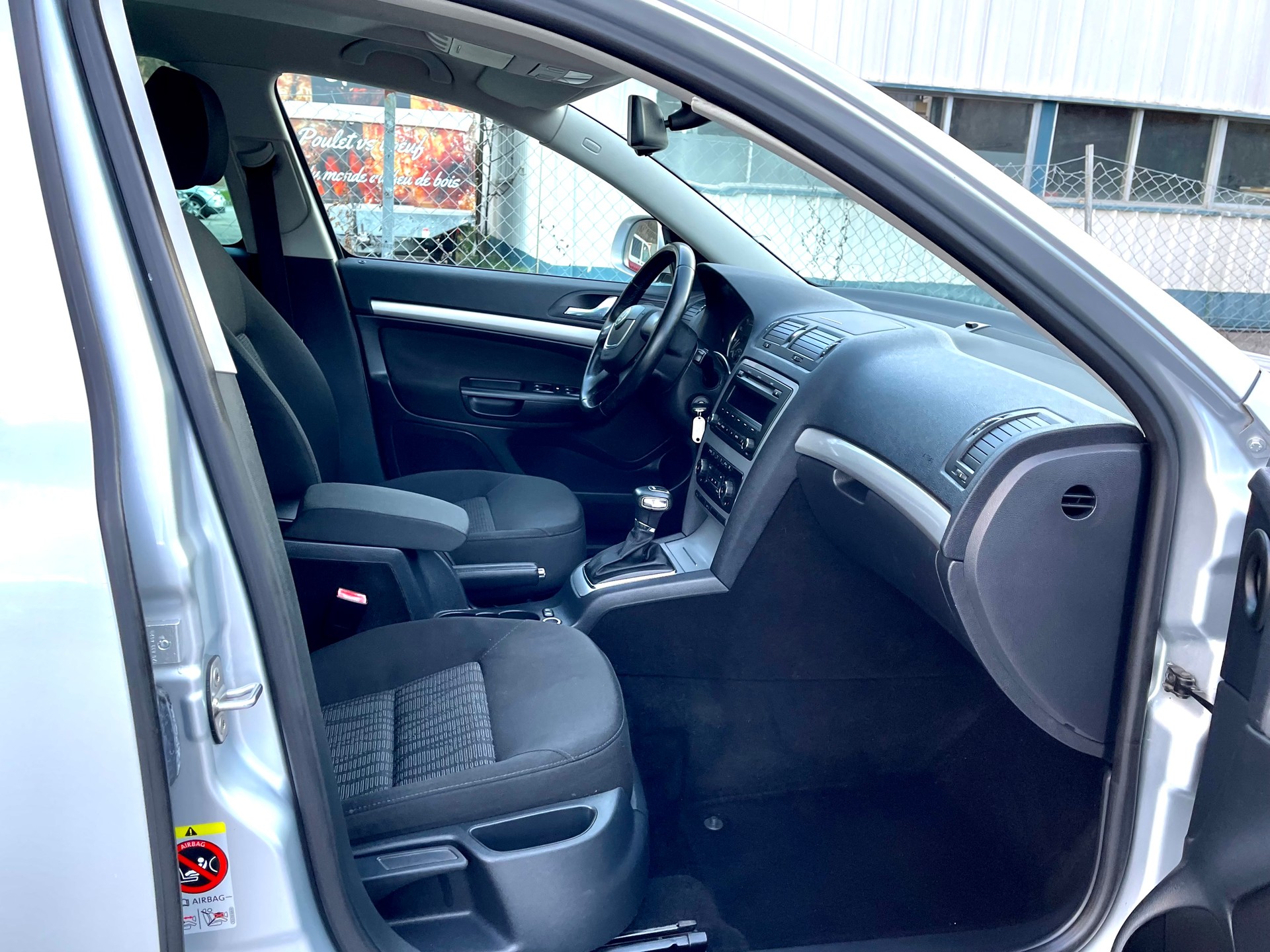 SKODA Octavia Combi 1.4 TSI Elegance DSG-image-16