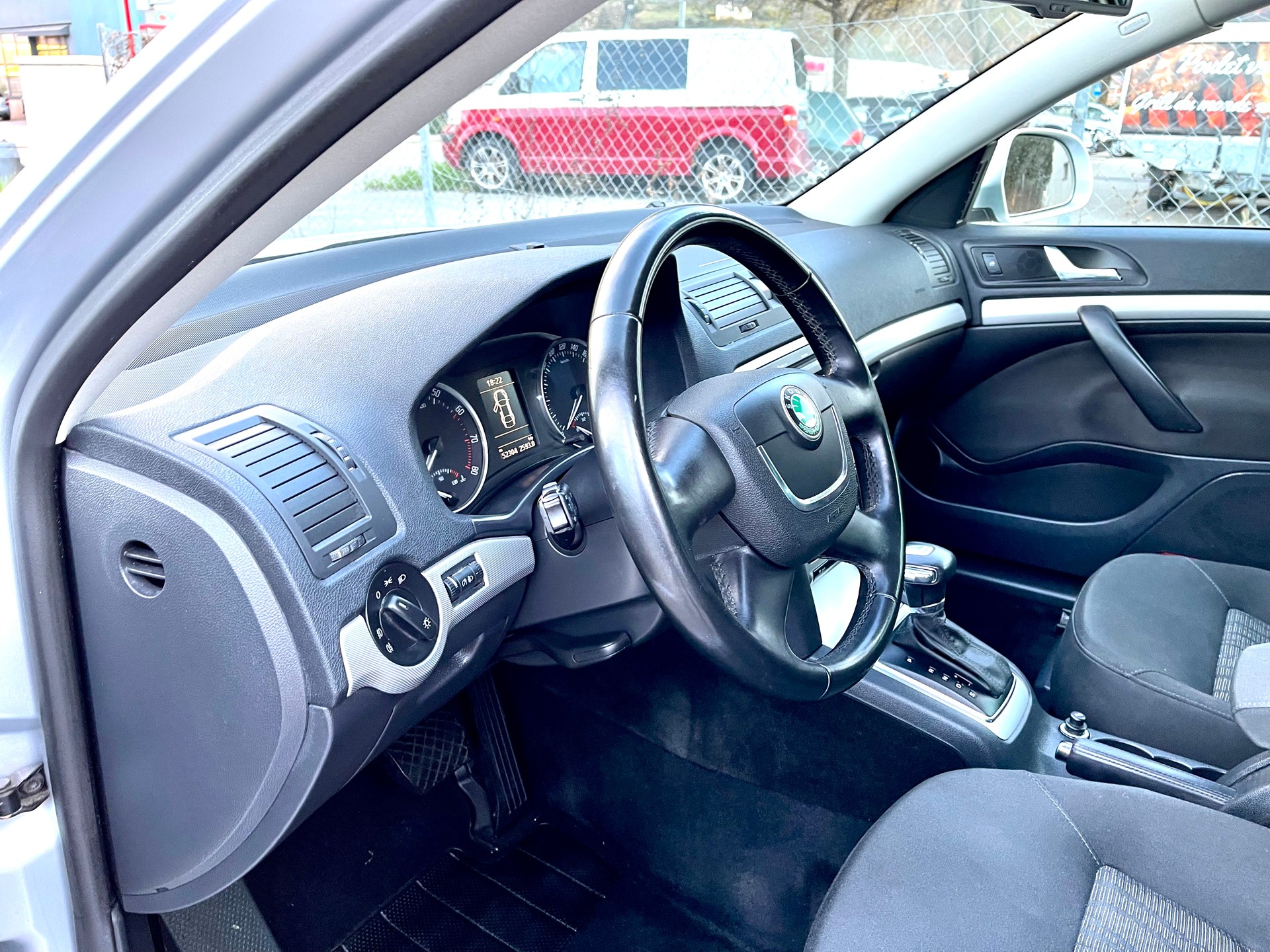 SKODA Octavia Combi 1.4 TSI Elegance DSG-image-9
