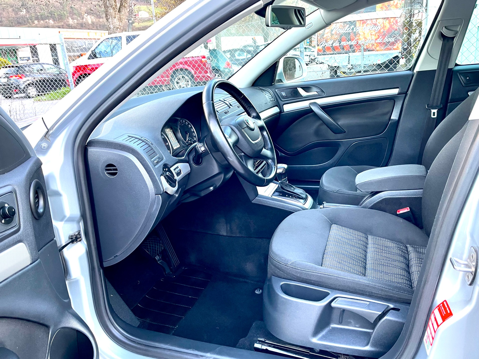 SKODA Octavia Combi 1.4 TSI Elegance DSG-image-23