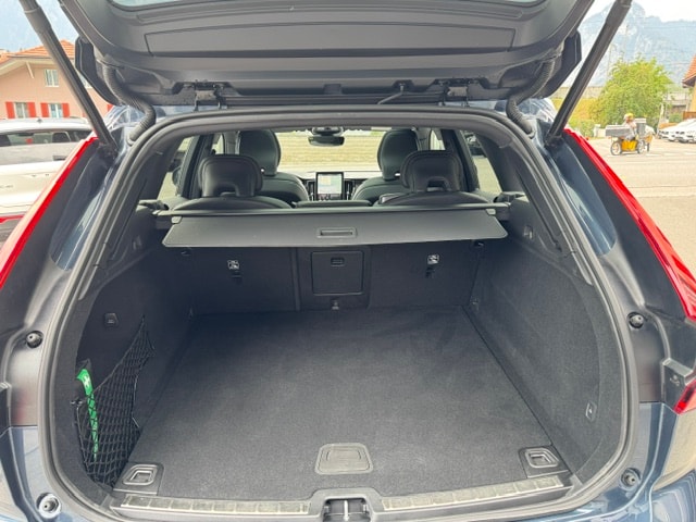 VOLVO XC60 2.0 B5 MH Black Edition AWD-image-12
