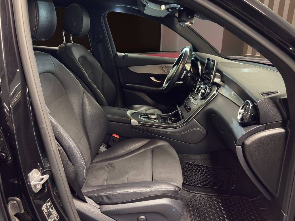 MERCEDES-BENZ GLC 250 AMG Line 4Matic 9G-Tronic-image-6
