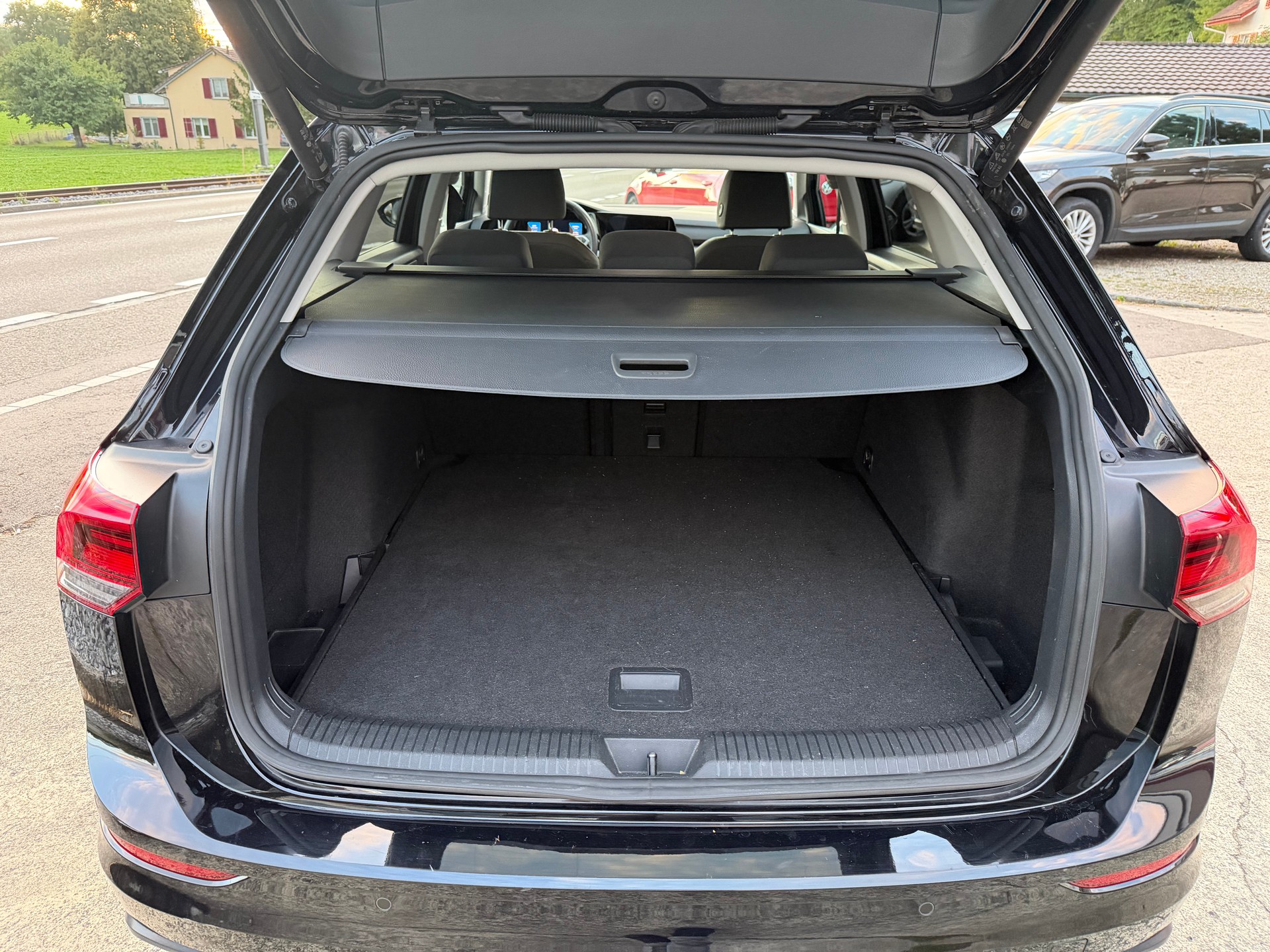 VW Golf Variant 2.0 TDI Life DSG 4Motion-image-14