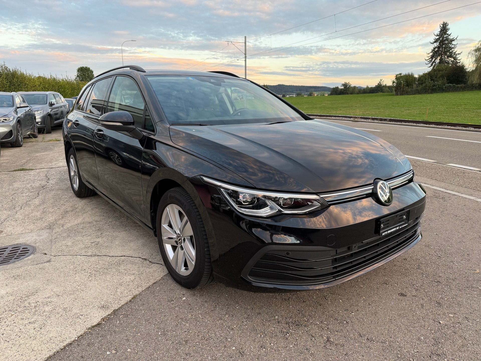 VW Golf Variant 2.0 TDI Life DSG 4Motion-image-1