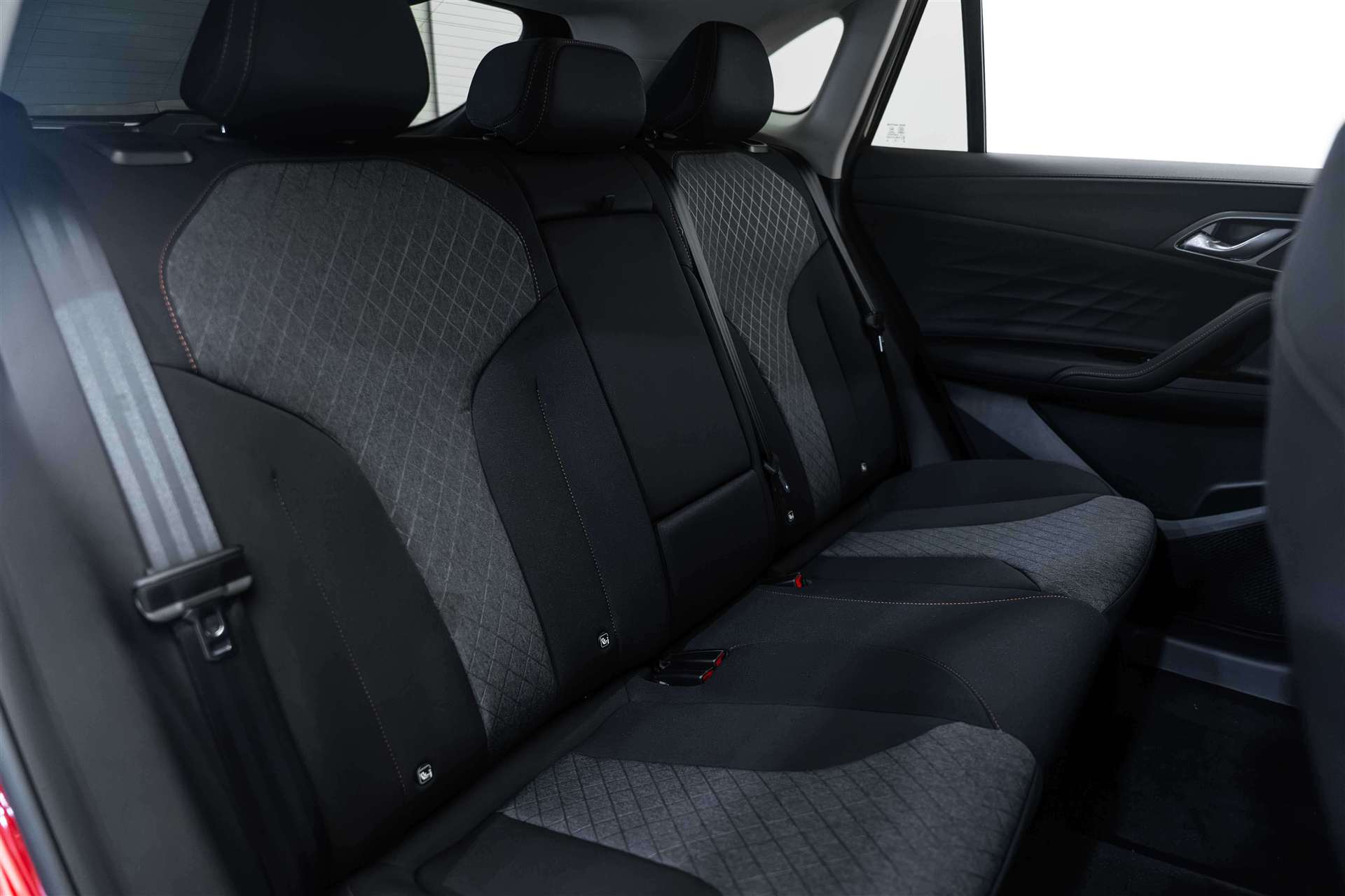 MG MG HS 1.5 T PHEV Comfort 272PS Automat-image-13