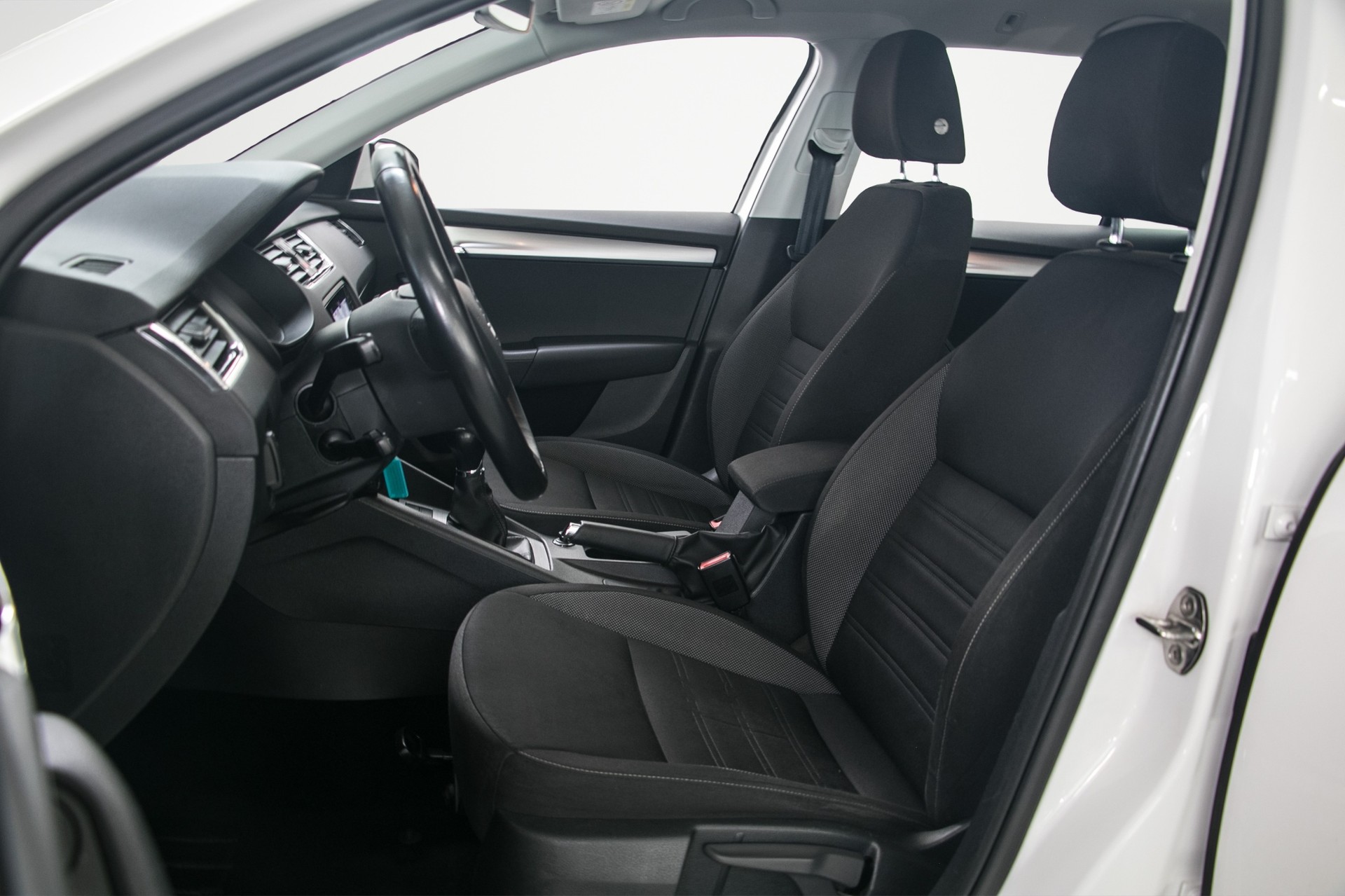 SKODA Octavia Combi 1.6 TDI Ambition-image-8