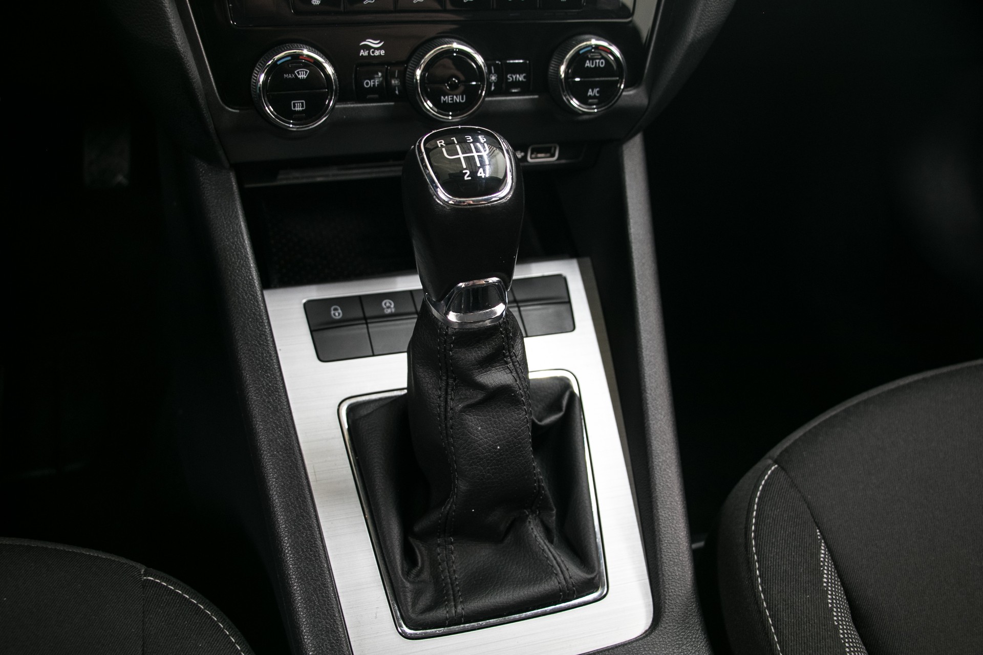 SKODA Octavia Combi 1.6 TDI Ambition-image-6