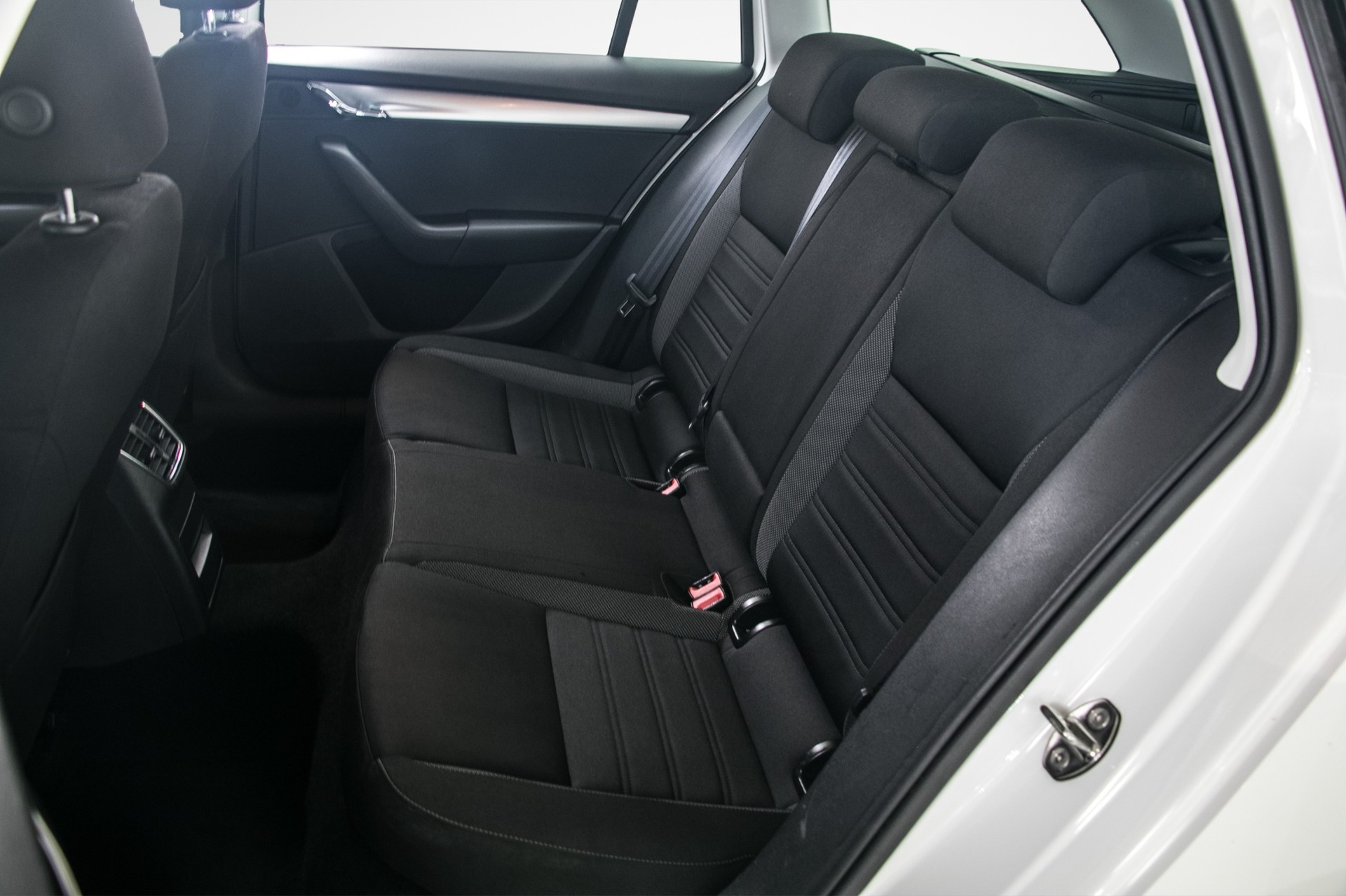 SKODA Octavia Combi 1.6 TDI Ambition-image-9