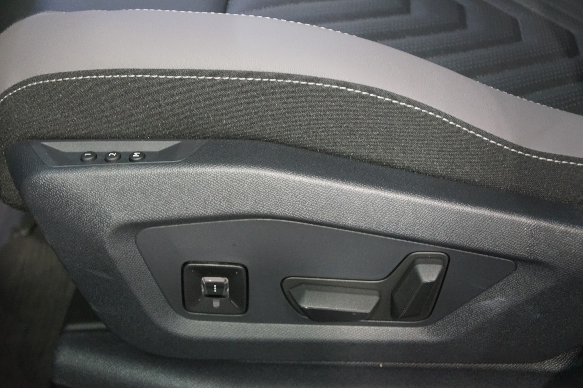 JEEP Compass 1.2 T e-Hybrid Summit plus SKY swiss Edt.-image-19