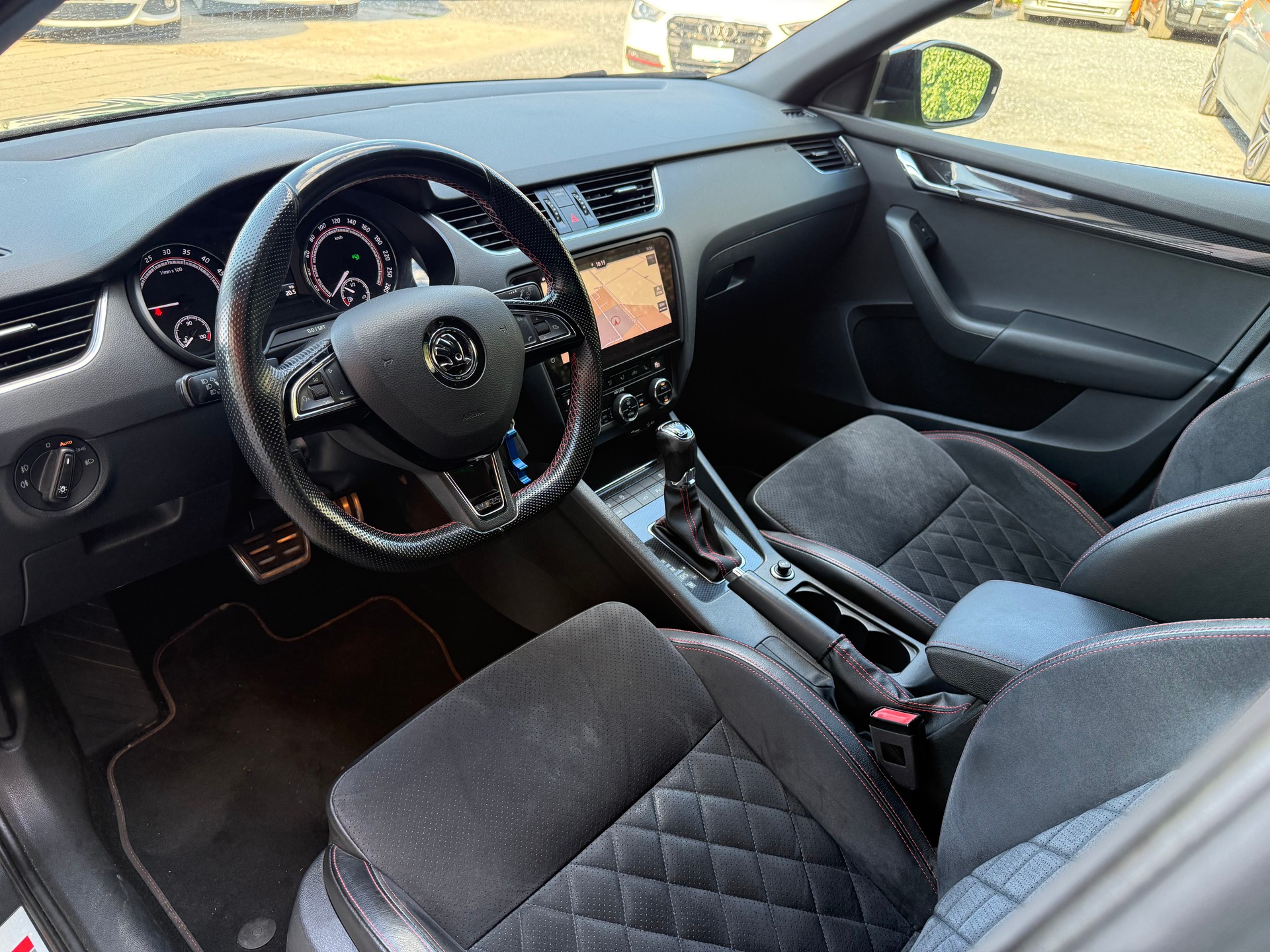 SKODA Octavia Combi 2.0 TDI RS 4x4 DSG-image-16