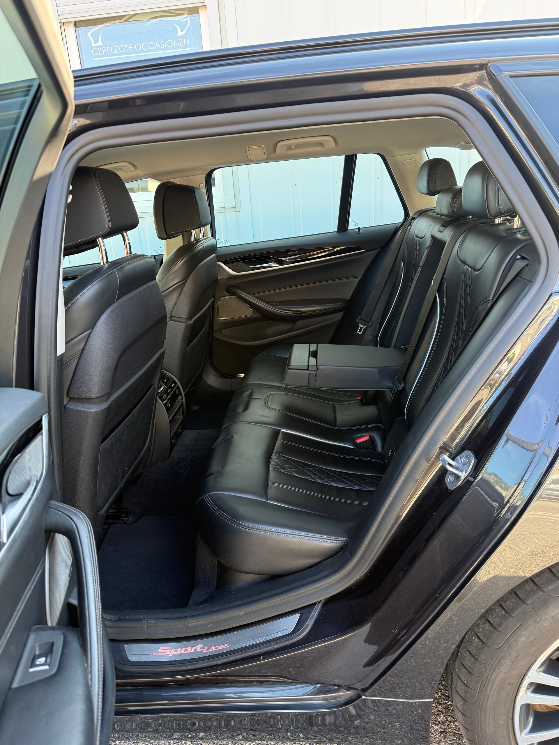 BMW 520d xDrive Touring Sport Line Steptronic-image-12