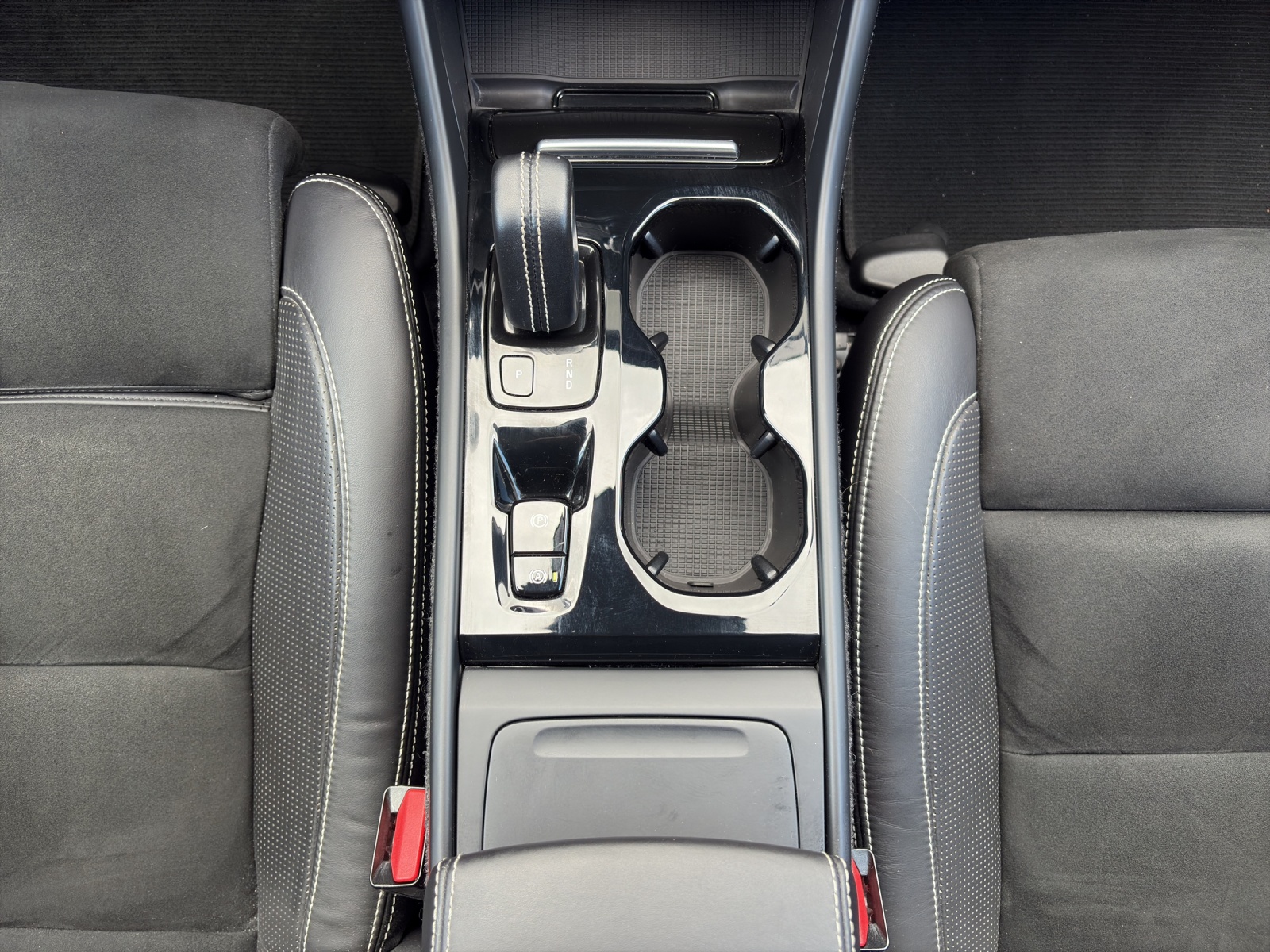 VOLVO XC40 D4 AWD R-Design Geartronic | Harman/Kardon | 8-fach | Servicegepflegt | Lenkradheizung |-image-15