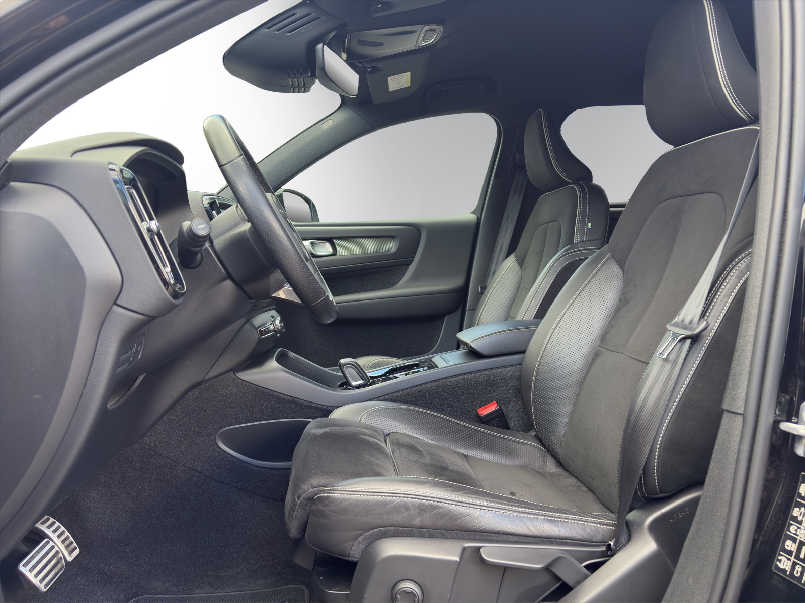 VOLVO XC40 D4 AWD R-Design Geartronic | Harman/Kardon | 8-fach | Servicegepflegt | Lenkradheizung |-image-9
