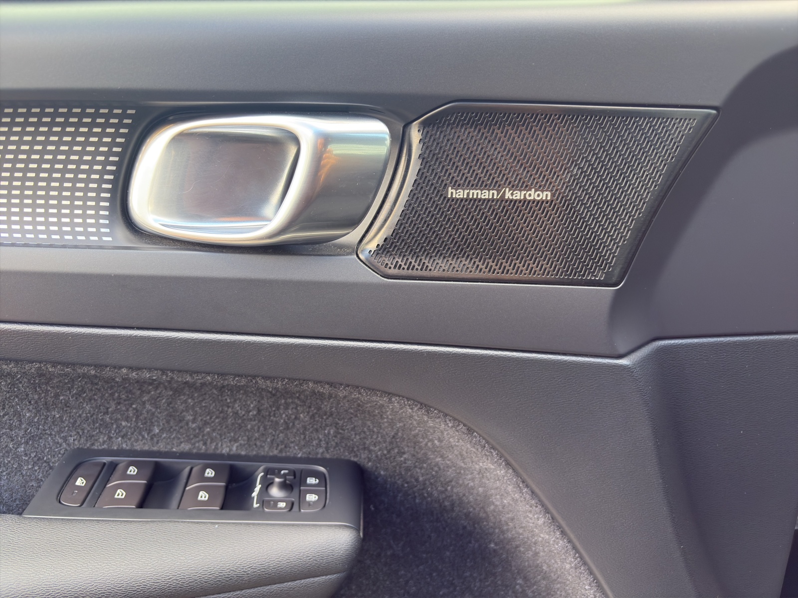 VOLVO XC40 D4 AWD R-Design Geartronic | Harman/Kardon | 8-fach | Servicegepflegt | Lenkradheizung |-image-16