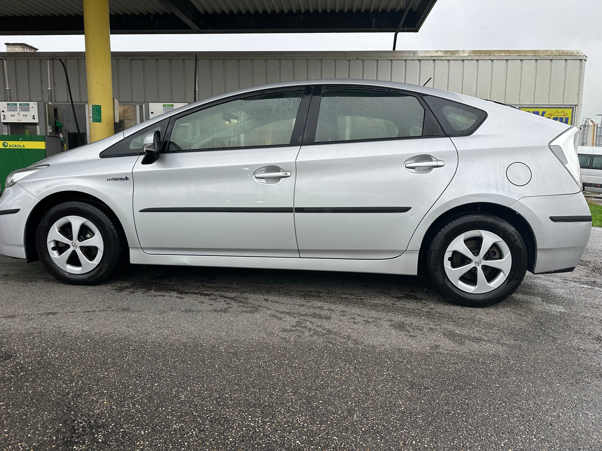 TOYOTA Prius 1.8 16V HSD Sol-image-2