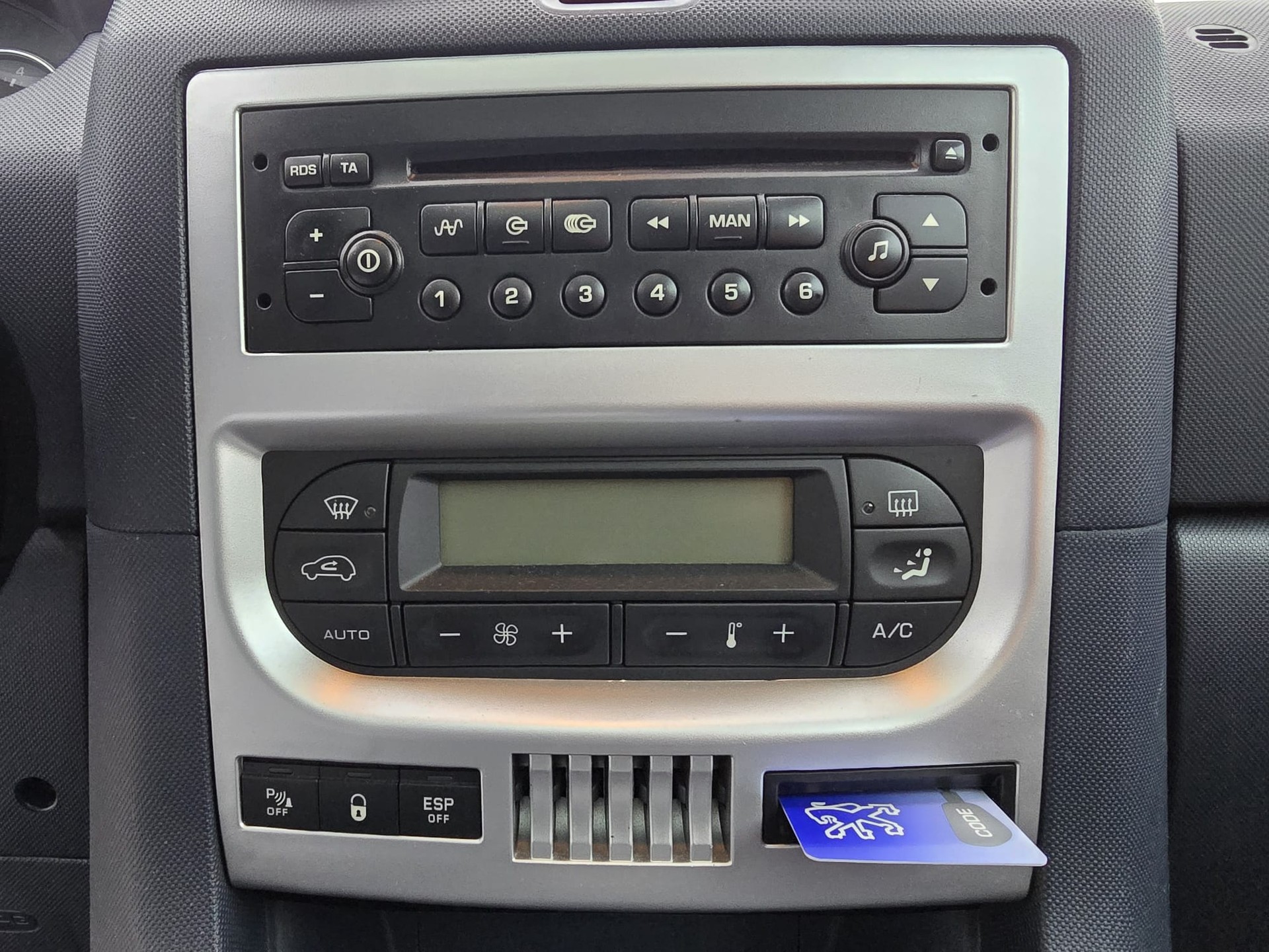 PEUGEOT 1007 1.6 Sport(y) 2-Tronic-image-15