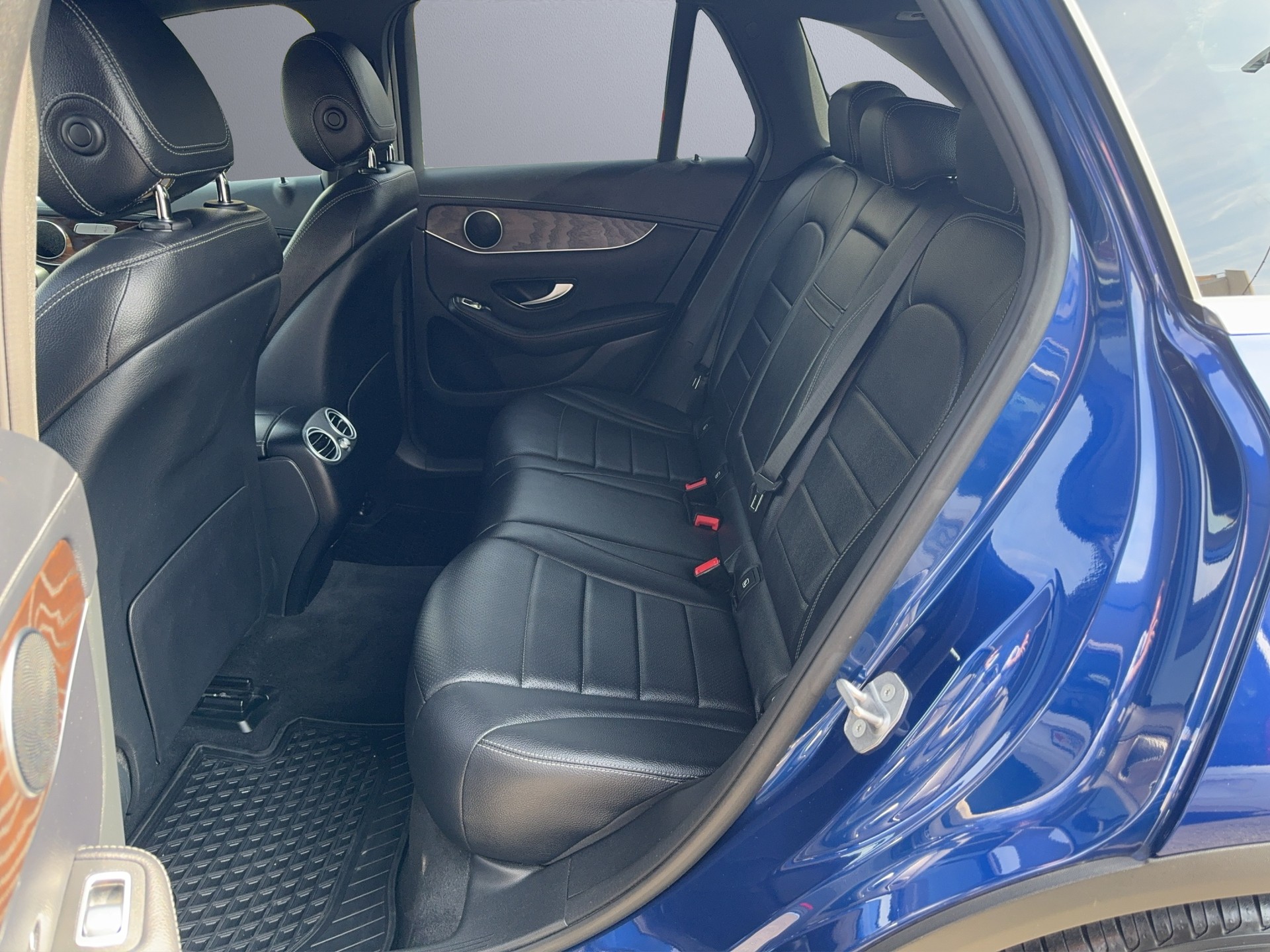 MERCEDES-BENZ GLC 200 AMG Line 4Matic 9G-Tronic-image-14