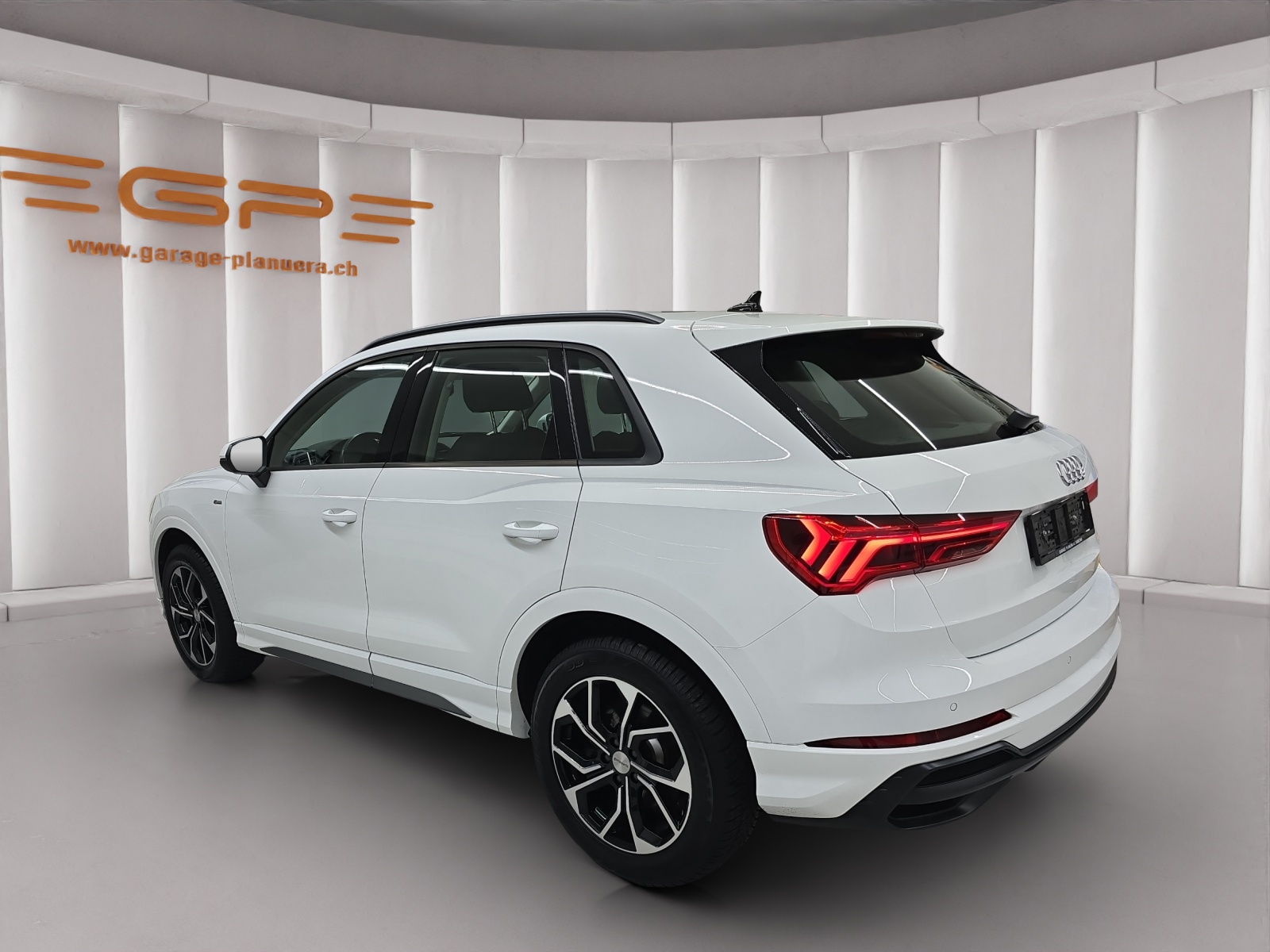 AUDI Q3 2.0 40 TFSI S line quattro S-Tronic-image-4