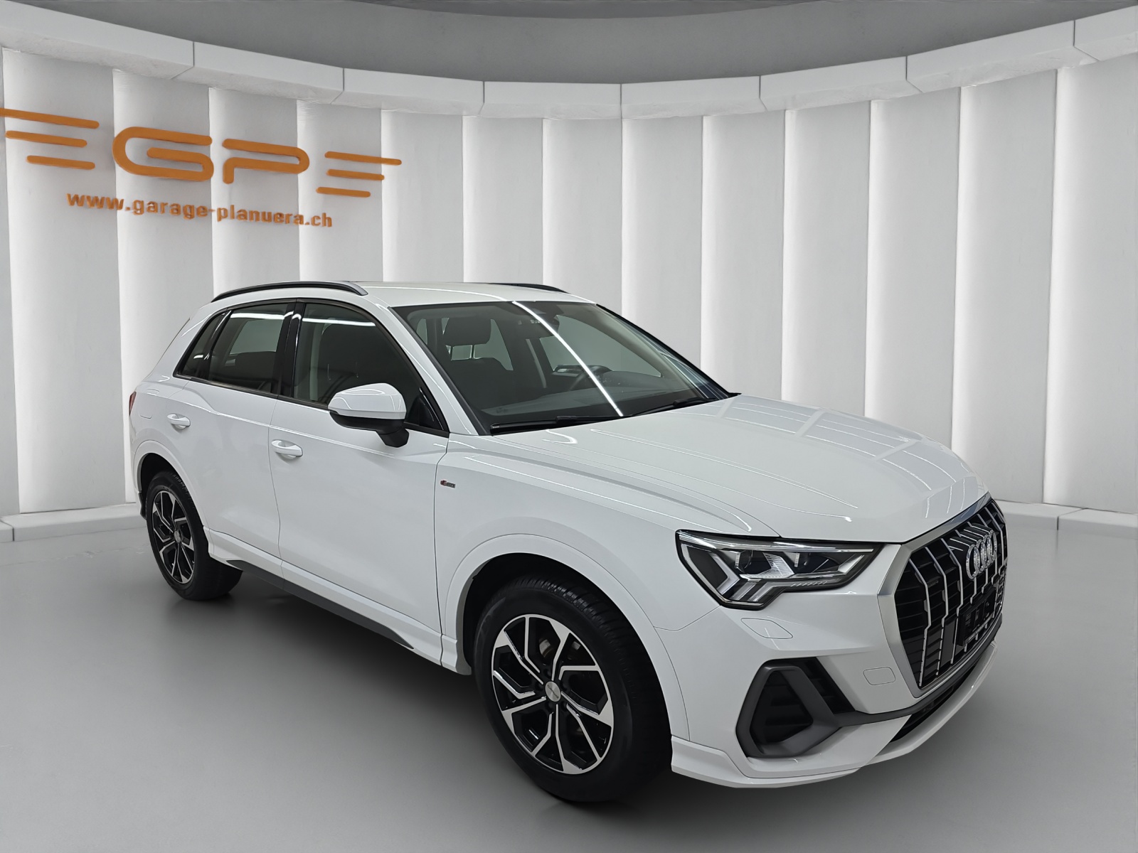 AUDI Q3 2.0 40 TFSI S line quattro S-Tronic-image-1