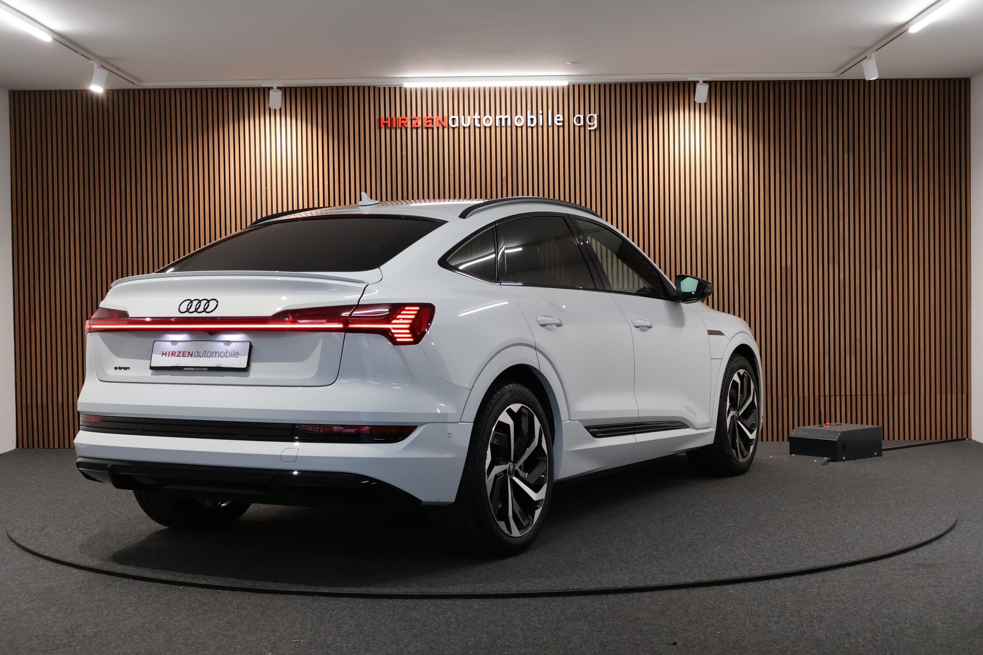 AUDI e-tron 55 Sportback S Line Black Edition quattro-image-4