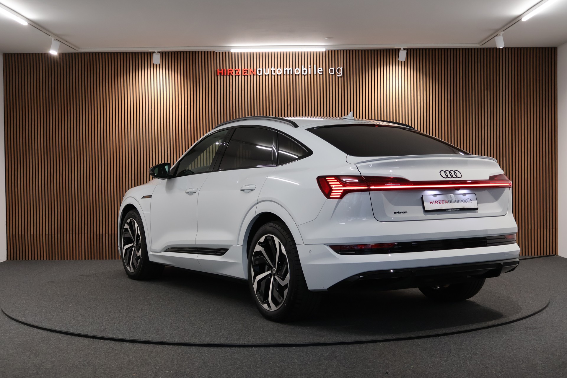 AUDI e-tron 55 Sportback S Line Black Edition quattro-image-2
