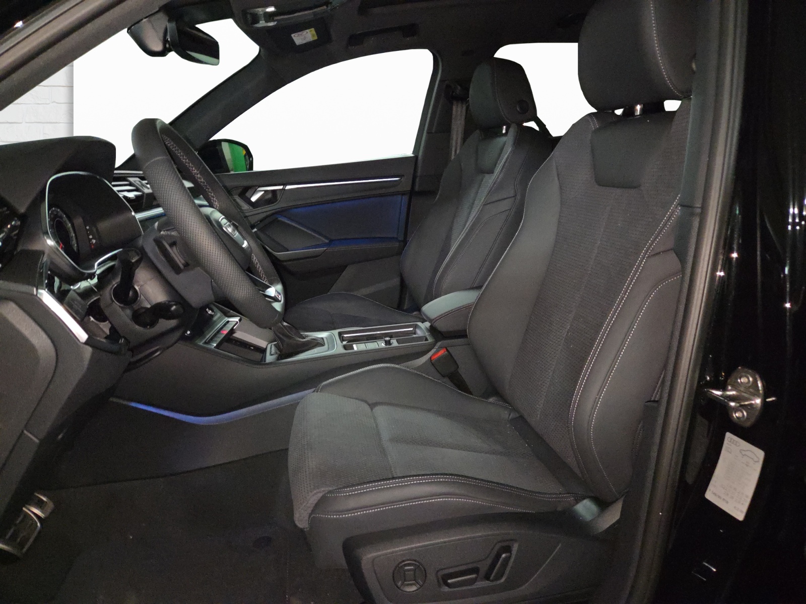 AUDI Q3 45 TFSI S line quattro S-tronic-image-4
