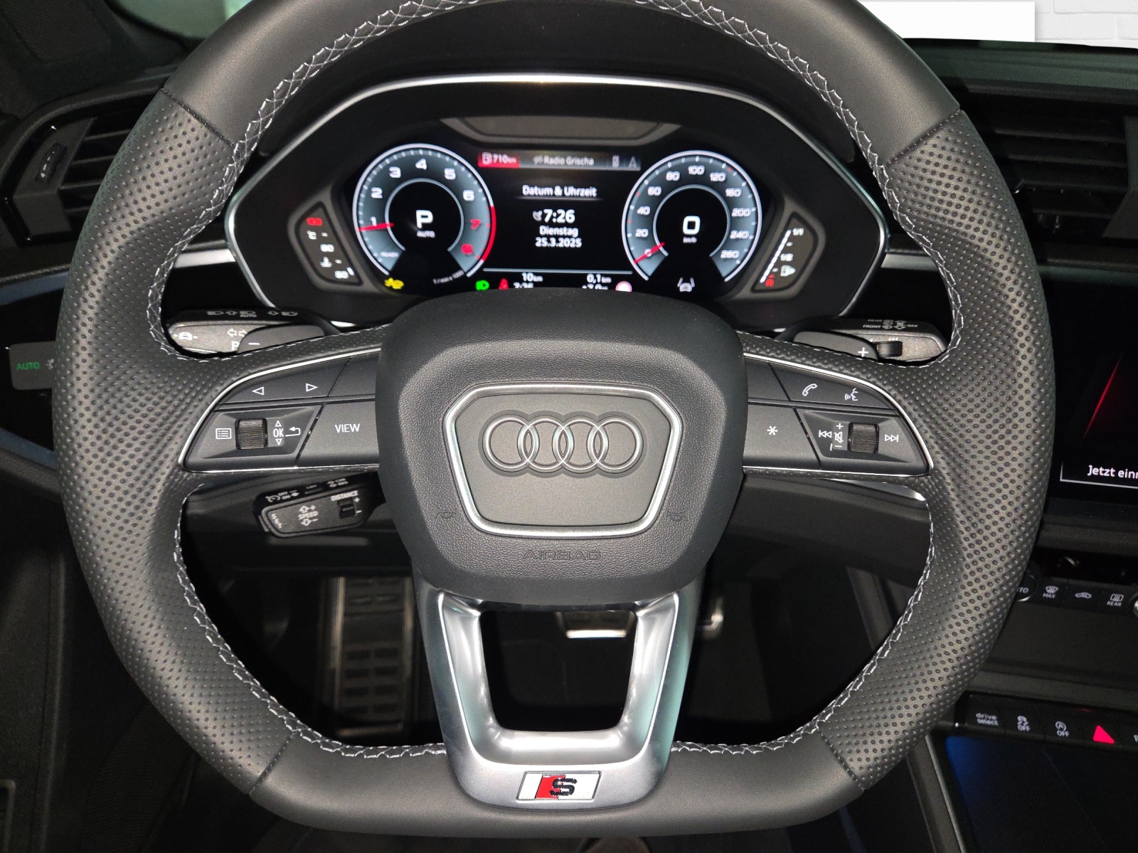 AUDI Q3 45 TFSI S line quattro S-tronic-image-5