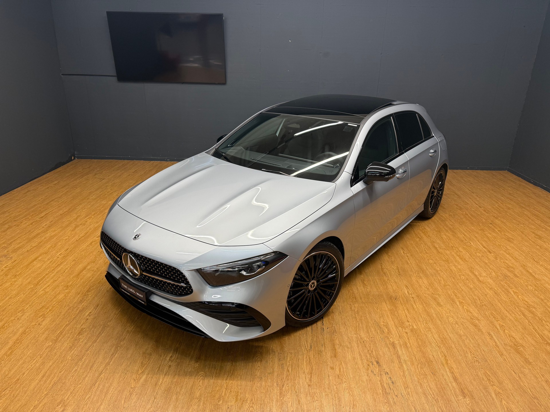 MERCEDES-BENZ A 220 4M - AMG / DISTRONIC / 360 Grad Kamera / Leder-Paket / Winter-Paket / Night-Paket-image-3