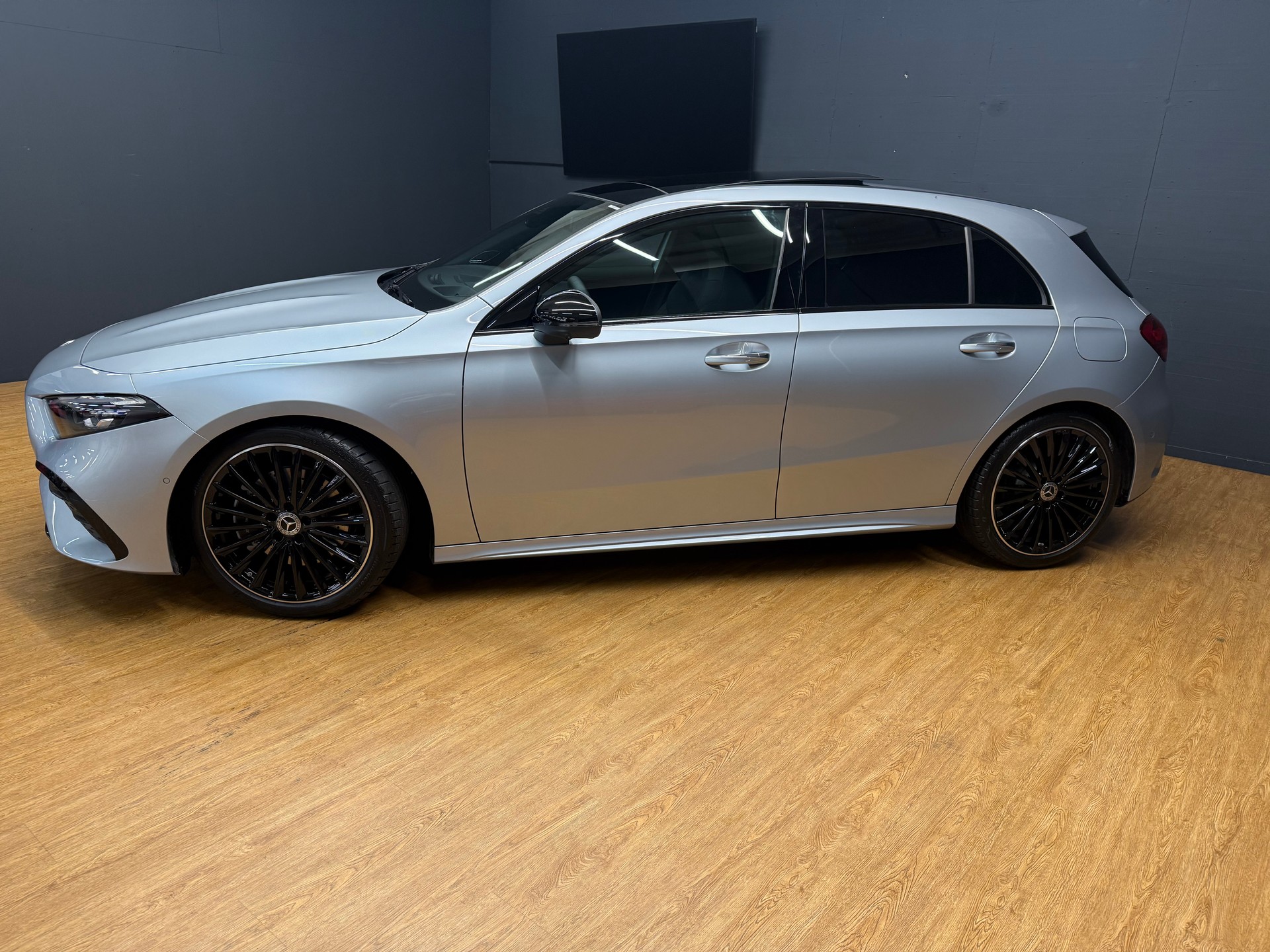MERCEDES-BENZ A 220 4M - AMG / DISTRONIC / 360 Grad Kamera / Leder-Paket / Winter-Paket / Night-Paket-image-2