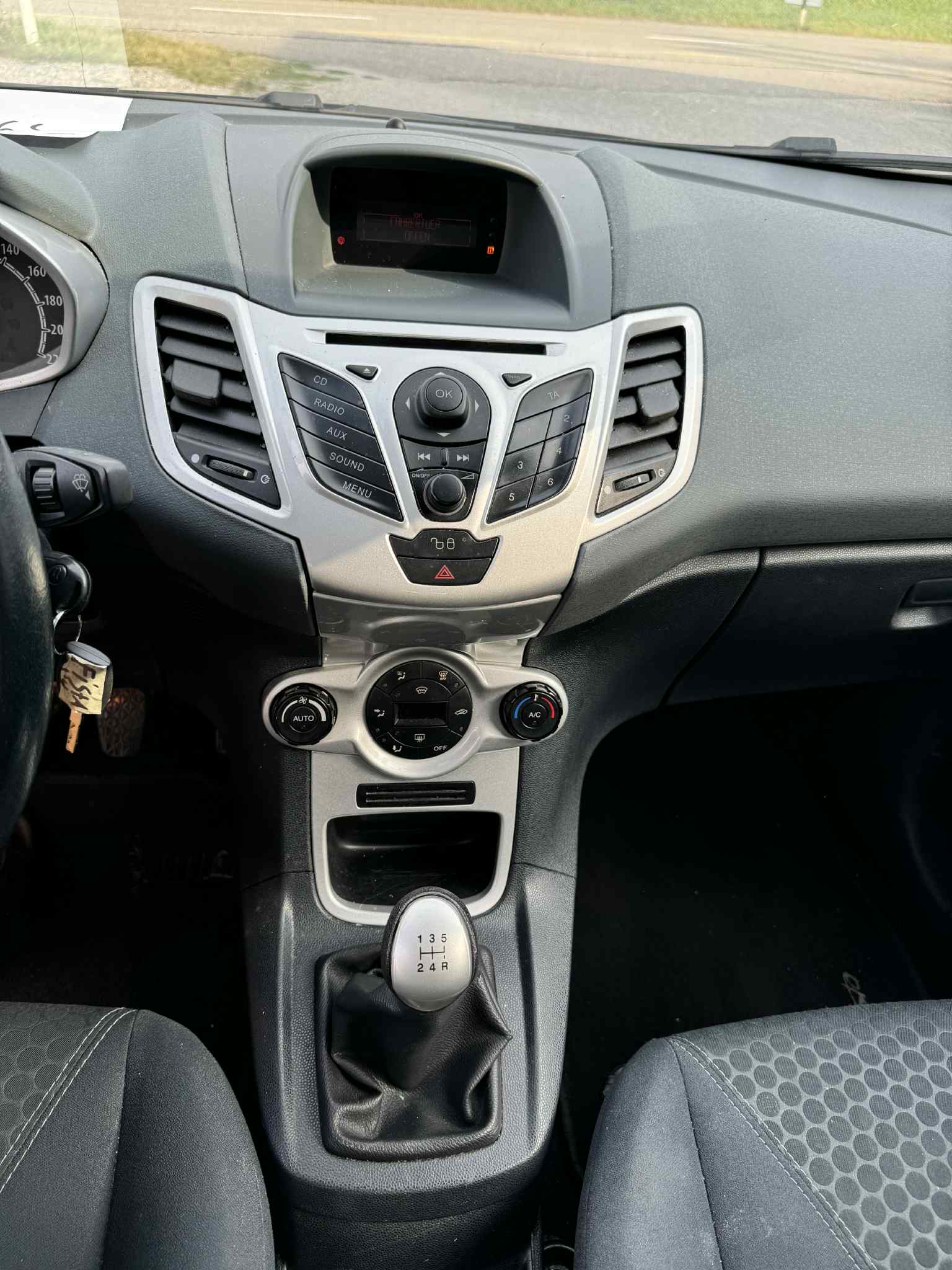 FORD Fiesta 1.4 16V Titanium-image-6