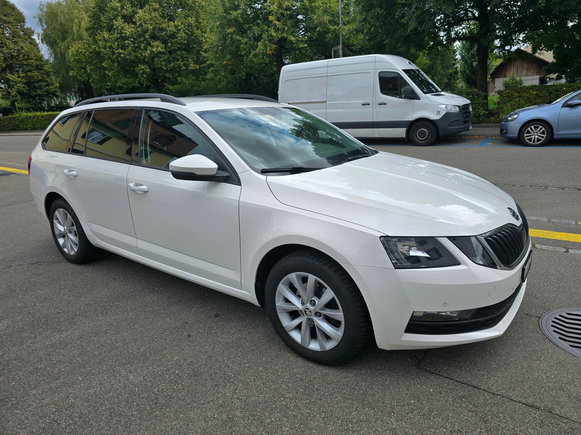 SKODA Octavia Combi 1.6 TDI Active DSG-image-3