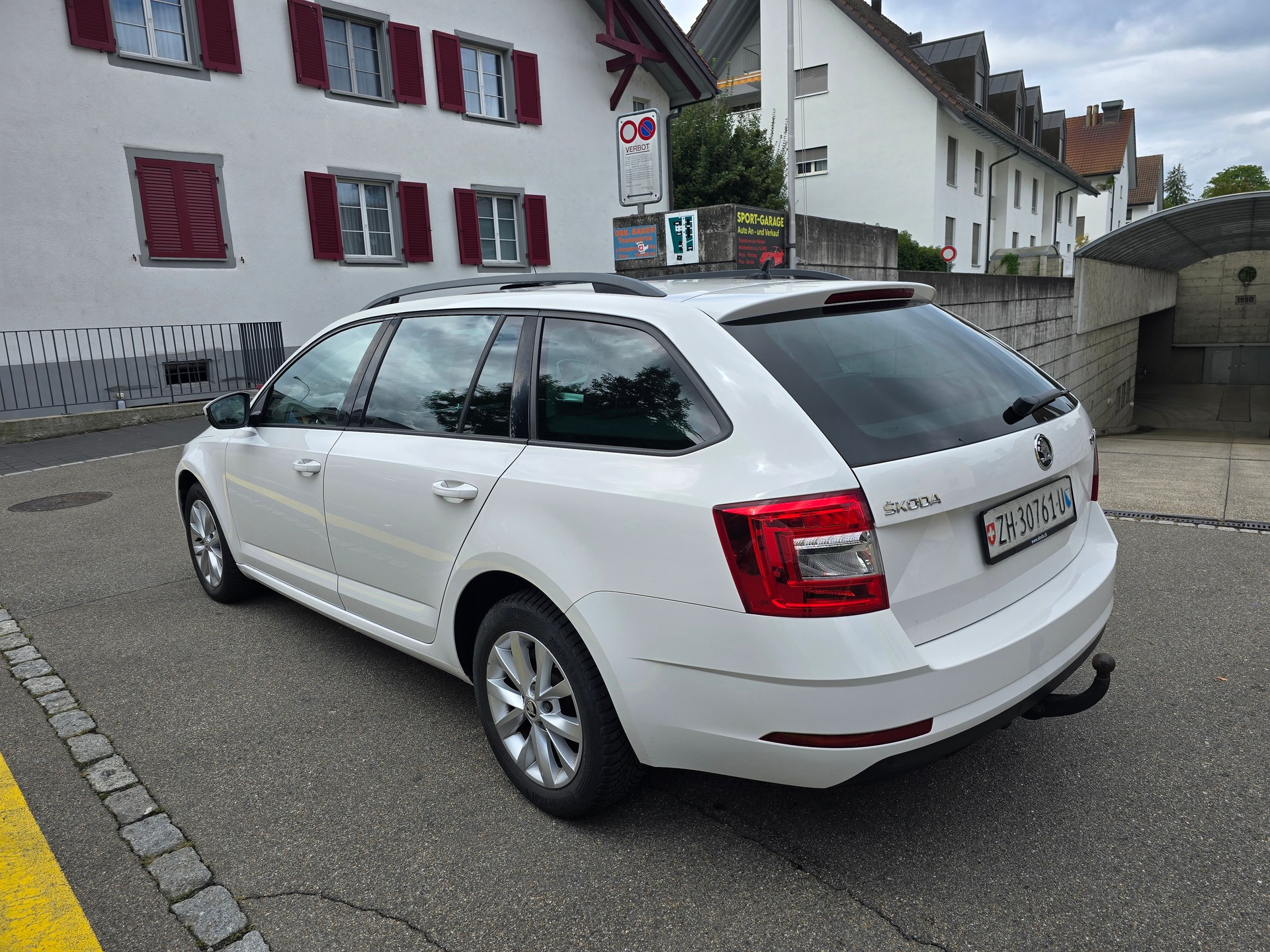SKODA Octavia Combi 1.6 TDI Active DSG-image-1