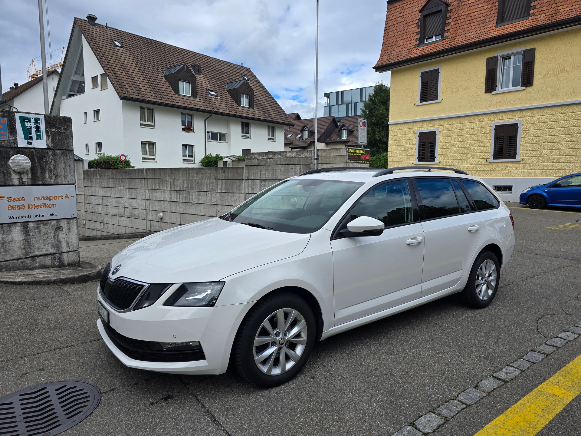 SKODA Octavia Combi 1.6 TDI Active DSG-image-0